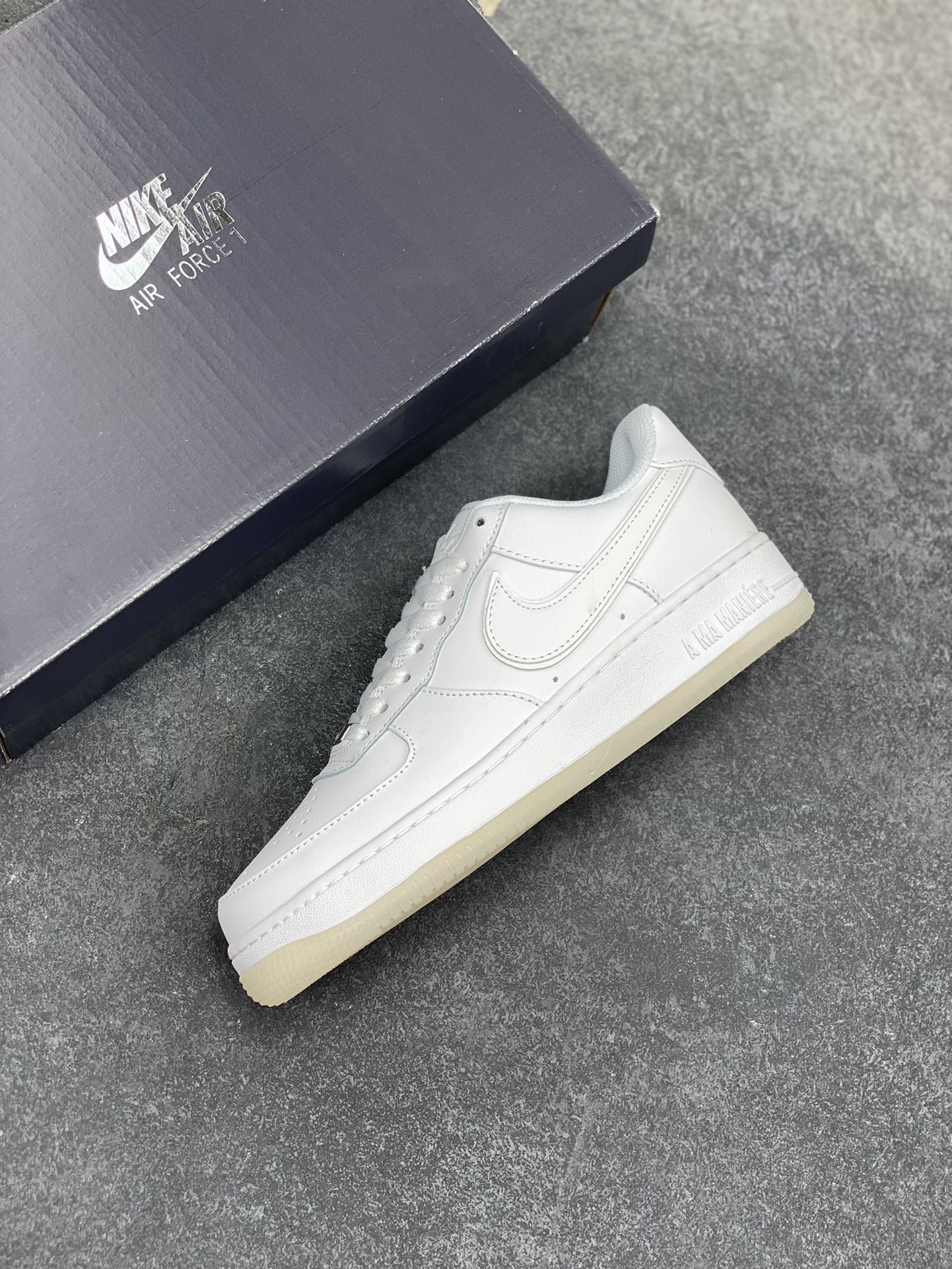 图片[7]-Nike Air Force 1 Low 空军一号低帮百搭休闲运动板鞋。柔软、弹性十足的缓震性能和出色的中底设计，横跨复古与现代的外型结合，造就出风靡全球三十多年的Force 1，直到今天还深受青睐。 货号：HF4084-100 尺码：36 36.5 37.5 38 38.5 39 40 40.5 41 42 42.5 43 44 44.5 45-选品中心