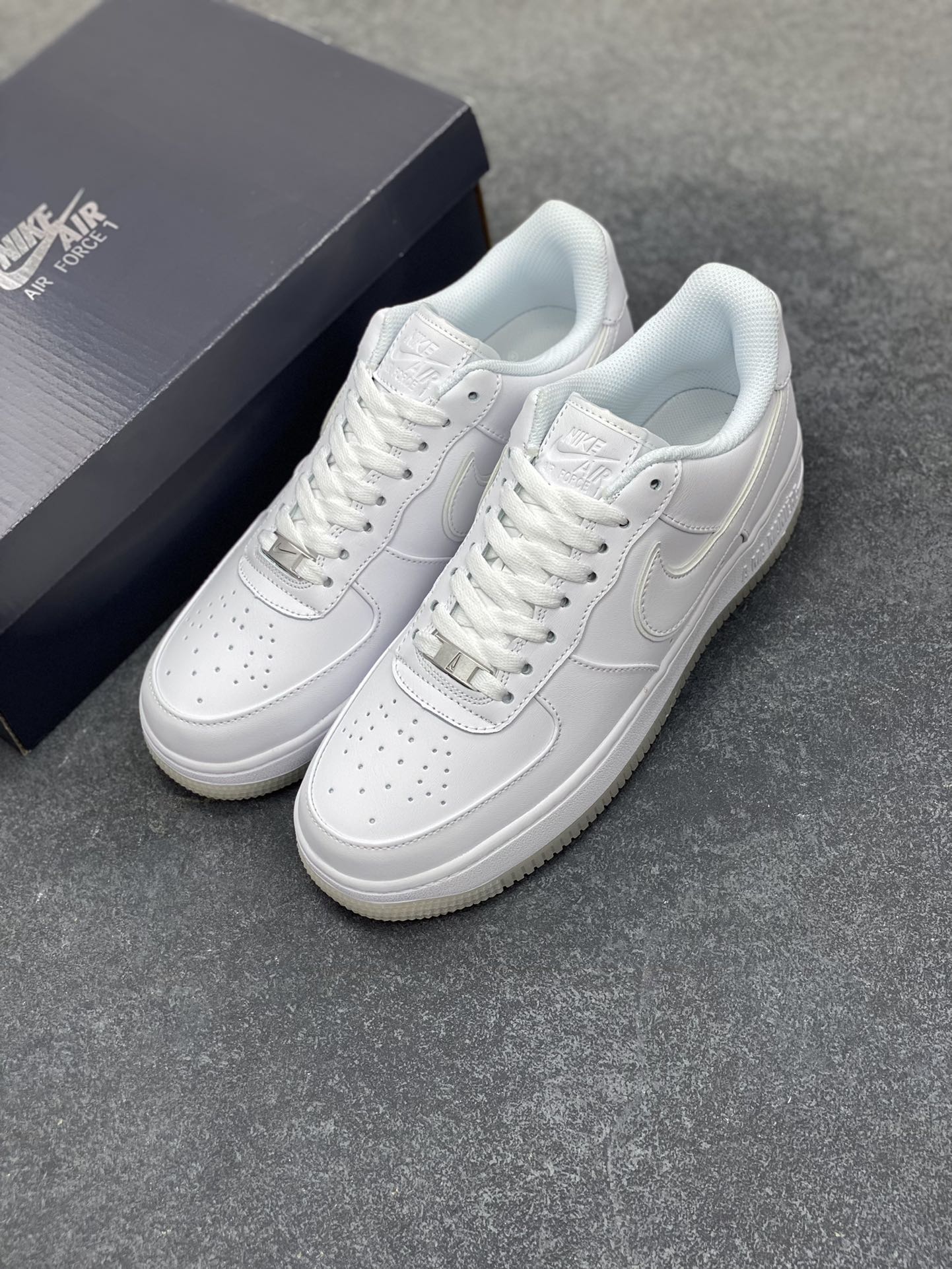 图片[8]-Nike Air Force 1 Low 空军一号低帮百搭休闲运动板鞋。柔软、弹性十足的缓震性能和出色的中底设计，横跨复古与现代的外型结合，造就出风靡全球三十多年的Force 1，直到今天还深受青睐。 货号：HF4084-100 尺码：36 36.5 37.5 38 38.5 39 40 40.5 41 42 42.5 43 44 44.5 45-选品中心