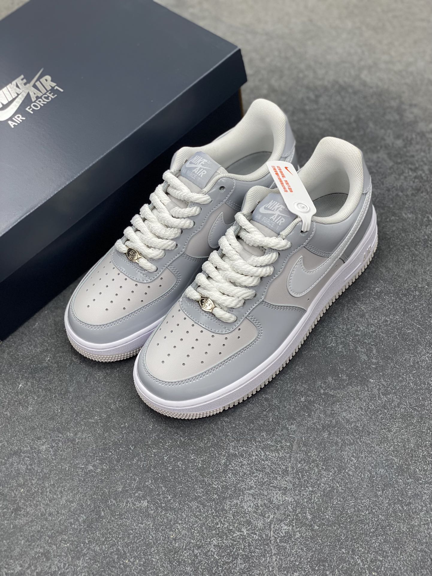 图片[8]-Nike Air Force 1 Low 镜面灰白勾 空军一号低帮运动休闲板鞋 原楦头原纸板 打造纯正空军版型#专注外贸渠道 全掌内置蜂窝气垫 #原盒配件 原厂中底钢印、拉帮完美 货号：HV9405-001 尺码：36 36.5 37.5 38 38.5 39 40 40.5 41 42 42.5 43 44 44.5 45-选品中心