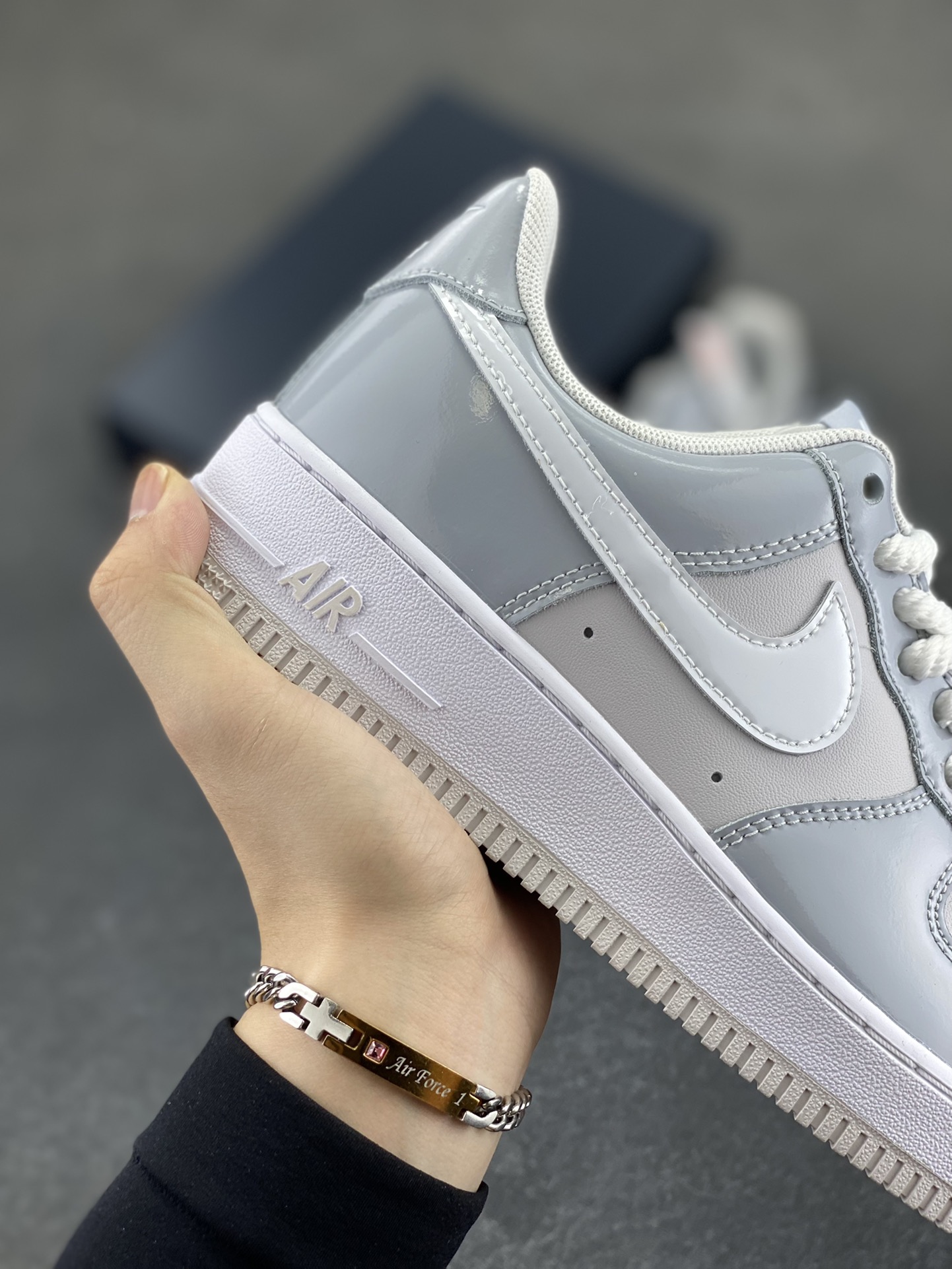 图片[6]-Nike Air Force 1 Low 镜面灰白勾 空军一号低帮运动休闲板鞋 原楦头原纸板 打造纯正空军版型#专注外贸渠道 全掌内置蜂窝气垫 #原盒配件 原厂中底钢印、拉帮完美 货号：HV9405-001 尺码：36 36.5 37.5 38 38.5 39 40 40.5 41 42 42.5 43 44 44.5 45-选品中心