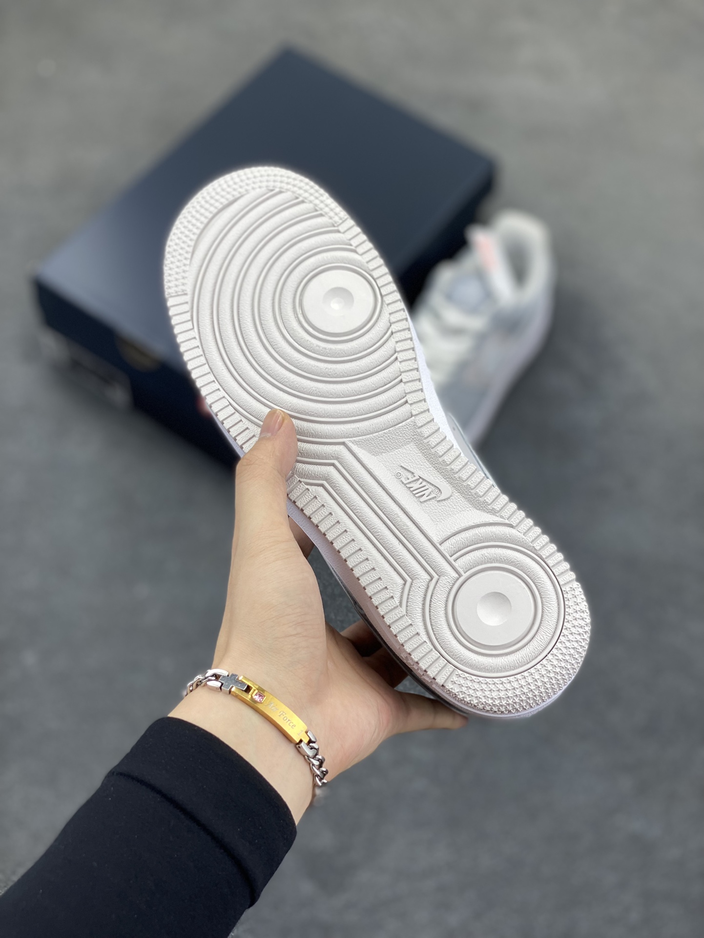 图片[5]-Nike Air Force 1 Low 镜面灰白勾 空军一号低帮运动休闲板鞋 原楦头原纸板 打造纯正空军版型#专注外贸渠道 全掌内置蜂窝气垫 #原盒配件 原厂中底钢印、拉帮完美 货号：HV9405-001 尺码：36 36.5 37.5 38 38.5 39 40 40.5 41 42 42.5 43 44 44.5 45-选品中心
