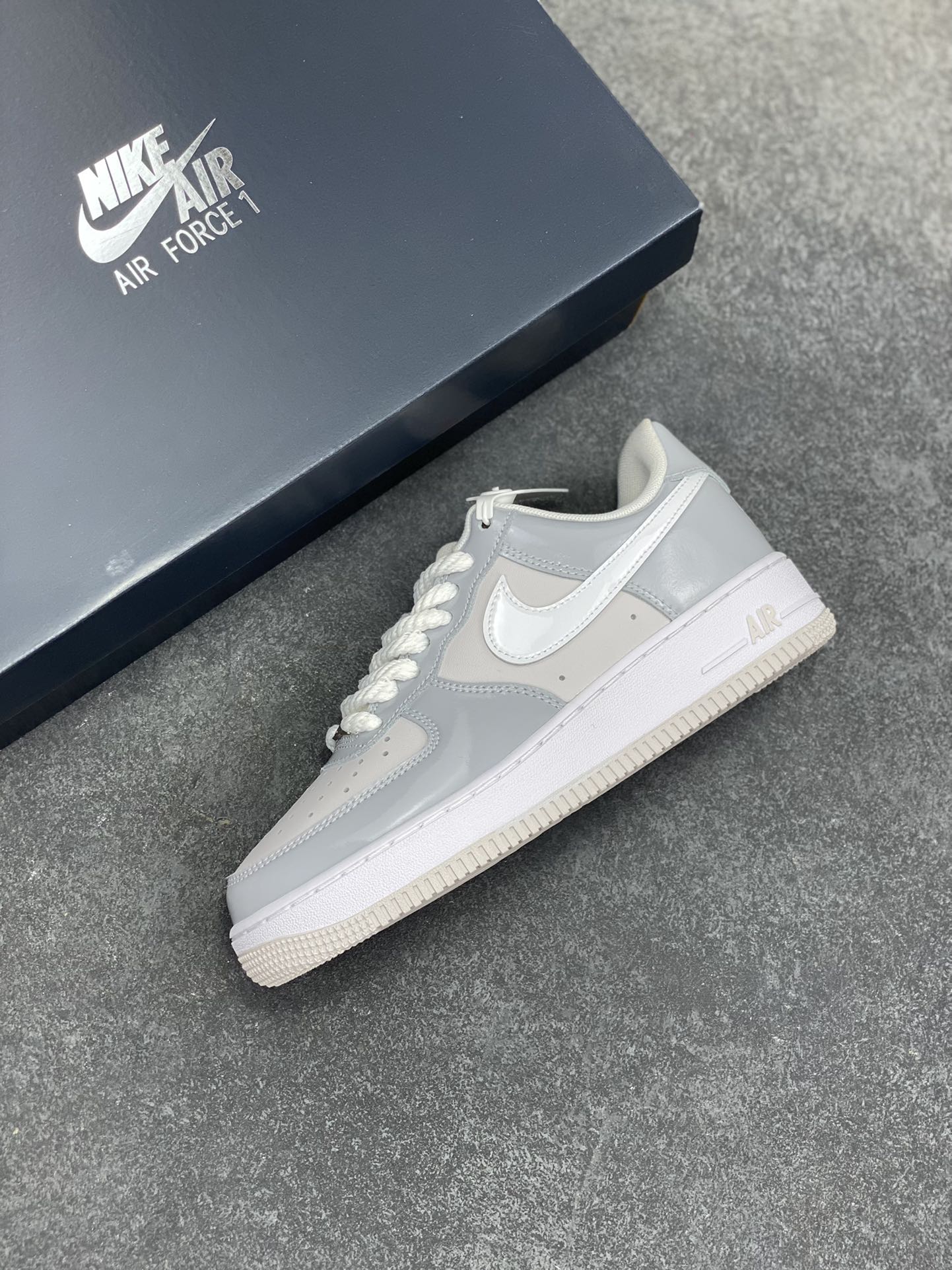 图片[7]-Nike Air Force 1 Low 镜面灰白勾 空军一号低帮运动休闲板鞋 原楦头原纸板 打造纯正空军版型#专注外贸渠道 全掌内置蜂窝气垫 #原盒配件 原厂中底钢印、拉帮完美 货号：HV9405-001 尺码：36 36.5 37.5 38 38.5 39 40 40.5 41 42 42.5 43 44 44.5 45-选品中心
