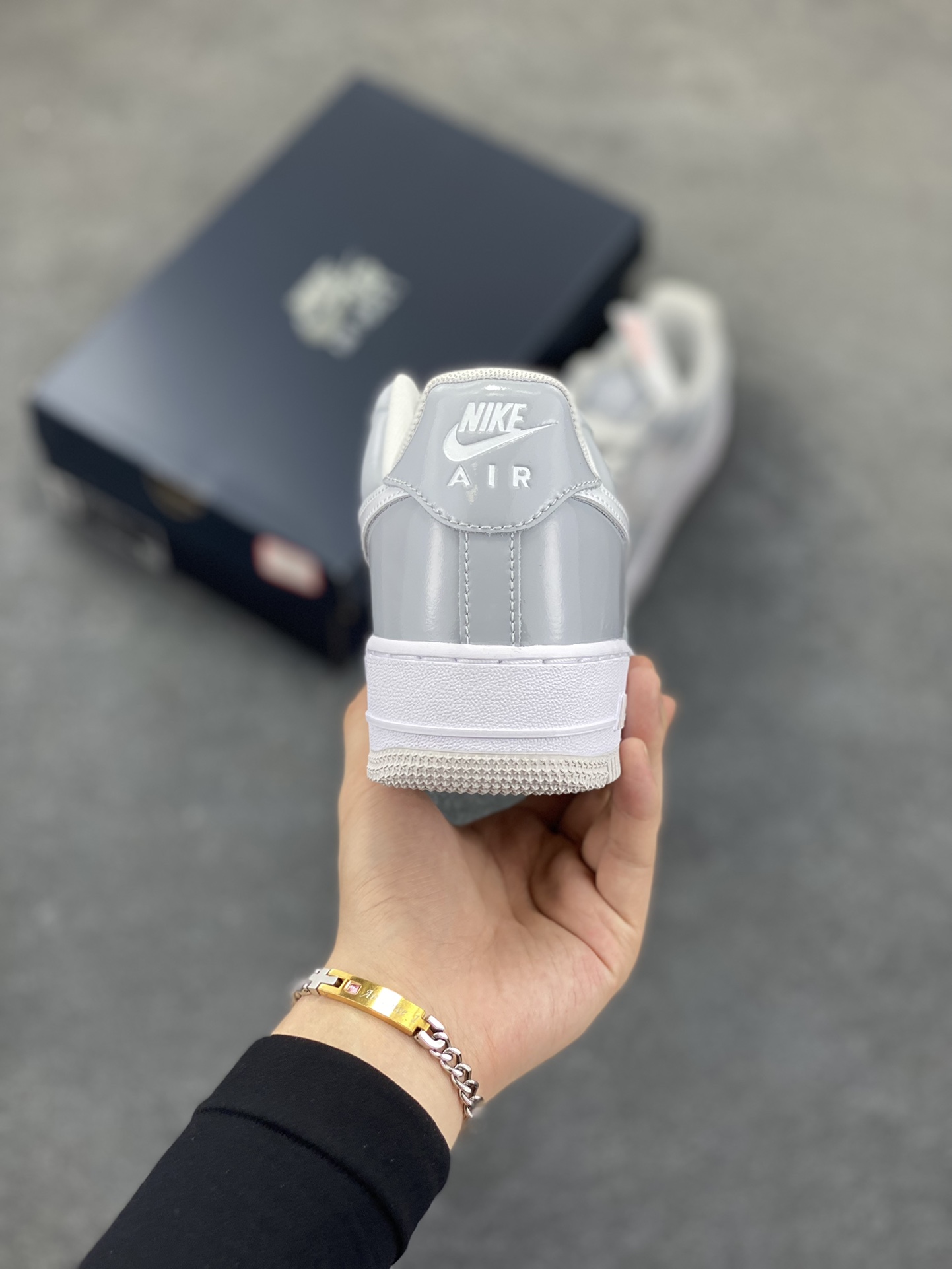 图片[4]-Nike Air Force 1 Low 镜面灰白勾 空军一号低帮运动休闲板鞋 原楦头原纸板 打造纯正空军版型#专注外贸渠道 全掌内置蜂窝气垫 #原盒配件 原厂中底钢印、拉帮完美 货号：HV9405-001 尺码：36 36.5 37.5 38 38.5 39 40 40.5 41 42 42.5 43 44 44.5 45-选品中心