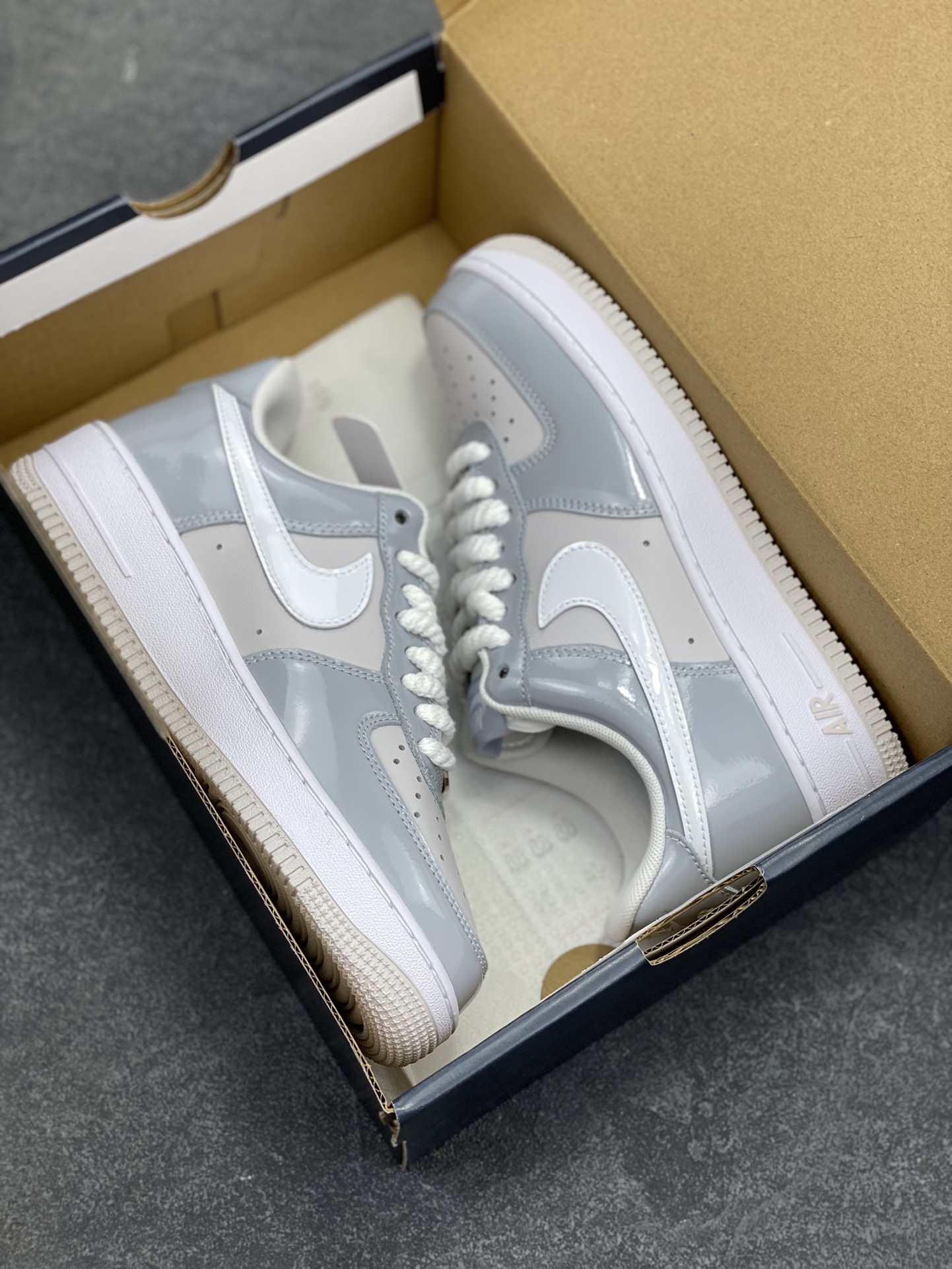 图片[9]-Nike Air Force 1 Low 镜面灰白勾 空军一号低帮运动休闲板鞋 原楦头原纸板 打造纯正空军版型#专注外贸渠道 全掌内置蜂窝气垫 #原盒配件 原厂中底钢印、拉帮完美 货号：HV9405-001 尺码：36 36.5 37.5 38 38.5 39 40 40.5 41 42 42.5 43 44 44.5 45-选品中心