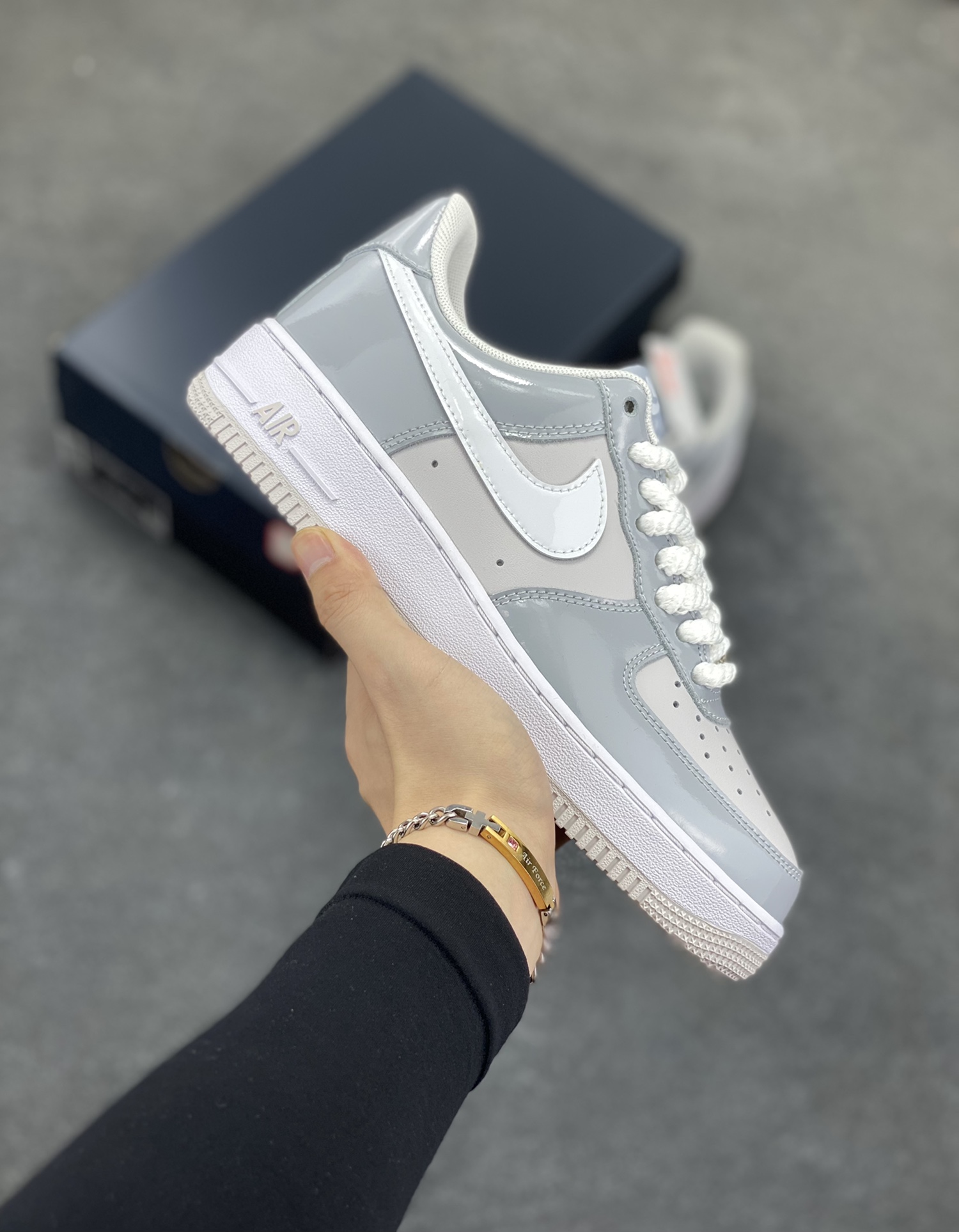 Nike Air Force 1 Low 镜面灰白勾 空军一号低帮运动休闲板鞋 原楦头原纸板 打造纯正空军版型#专注外贸渠道 全掌内置蜂窝气垫 #原盒配件 原厂中底钢印、拉帮完美 货号:HV9405-001 尺码:36 36.5 37.5 38 38.5 39 40 40.5 41 42 42.5 43 44 44.5 45-选品中心