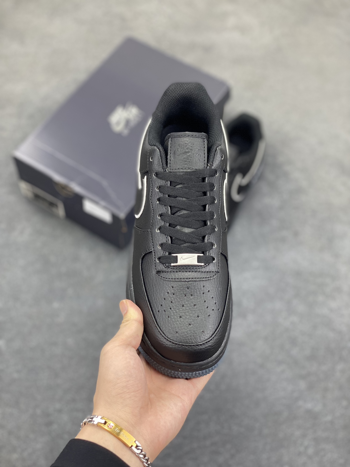 图片[2]-Nike Air Force 1 Low 空军一号低帮百搭休闲运动板鞋。柔软、弹性十足的缓震性能和出色的中底设计，横跨复古与现代的外型结合，造就出风靡全球三十多年的Force 1，直到今天还深受青睐。 货号：HF4084-001 尺码：36 36.5 37.5 38 38.5 39 40 40.5 41 42 42.5 43 44 44.5 45-选品中心