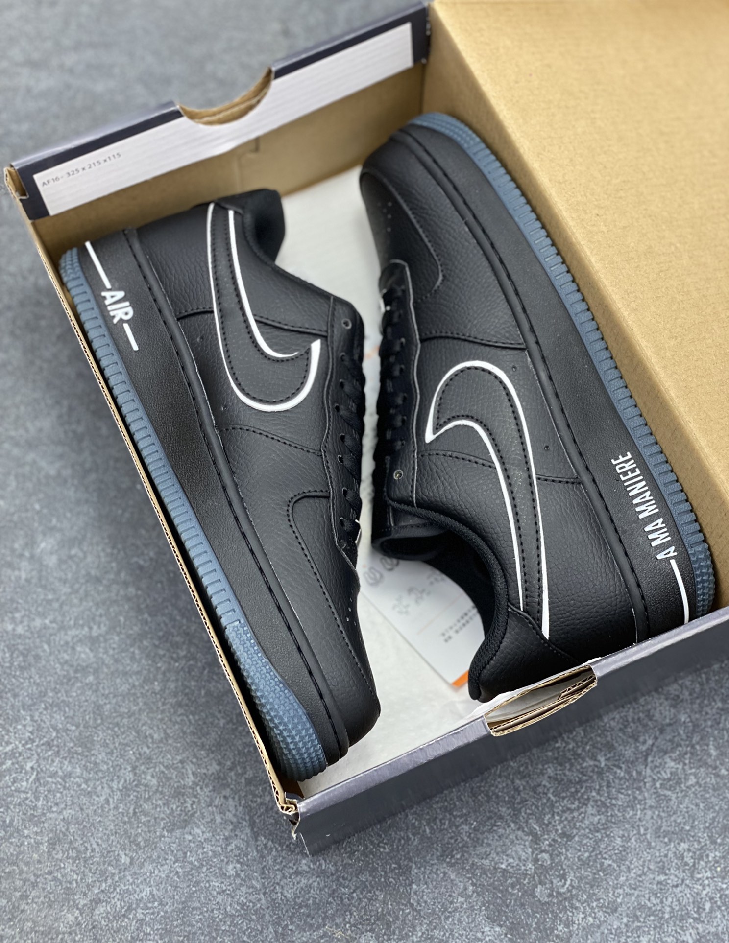 图片[9]-Nike Air Force 1 Low 空军一号低帮百搭休闲运动板鞋。柔软、弹性十足的缓震性能和出色的中底设计，横跨复古与现代的外型结合，造就出风靡全球三十多年的Force 1，直到今天还深受青睐。 货号：HF4084-001 尺码：36 36.5 37.5 38 38.5 39 40 40.5 41 42 42.5 43 44 44.5 45-选品中心