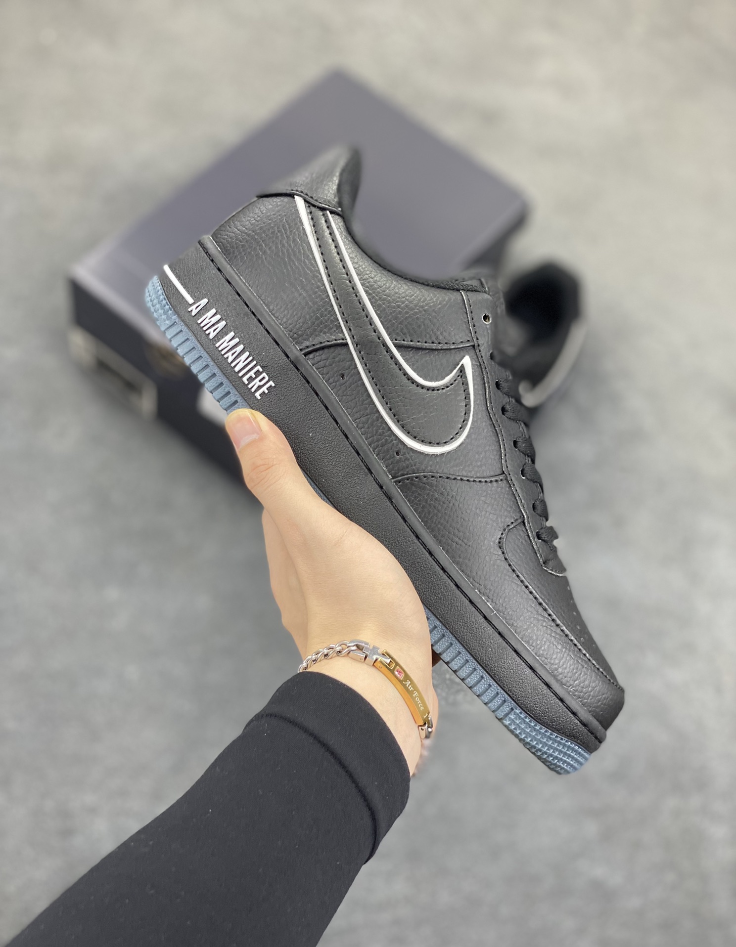 Nike Air Force 1 Low 空军一号低帮百搭休闲运动板鞋。柔软、弹性十足的缓震性能和出色的中底设计,横跨复古与现代的外型结合,造就出风靡全球三十多年的Force 1,直到今天还深受青睐。 货号:HF4084-001 尺码:36 36.5 37.5 38 38.5 39 40 40.5 41 42 42.5 43 44 44.5 45-选品中心
