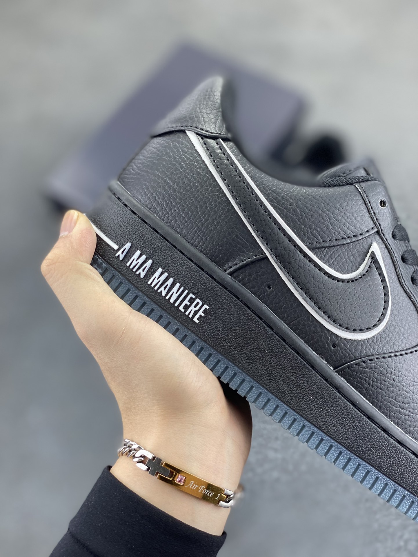 图片[6]-Nike Air Force 1 Low 空军一号低帮百搭休闲运动板鞋。柔软、弹性十足的缓震性能和出色的中底设计，横跨复古与现代的外型结合，造就出风靡全球三十多年的Force 1，直到今天还深受青睐。 货号：HF4084-001 尺码：36 36.5 37.5 38 38.5 39 40 40.5 41 42 42.5 43 44 44.5 45-选品中心