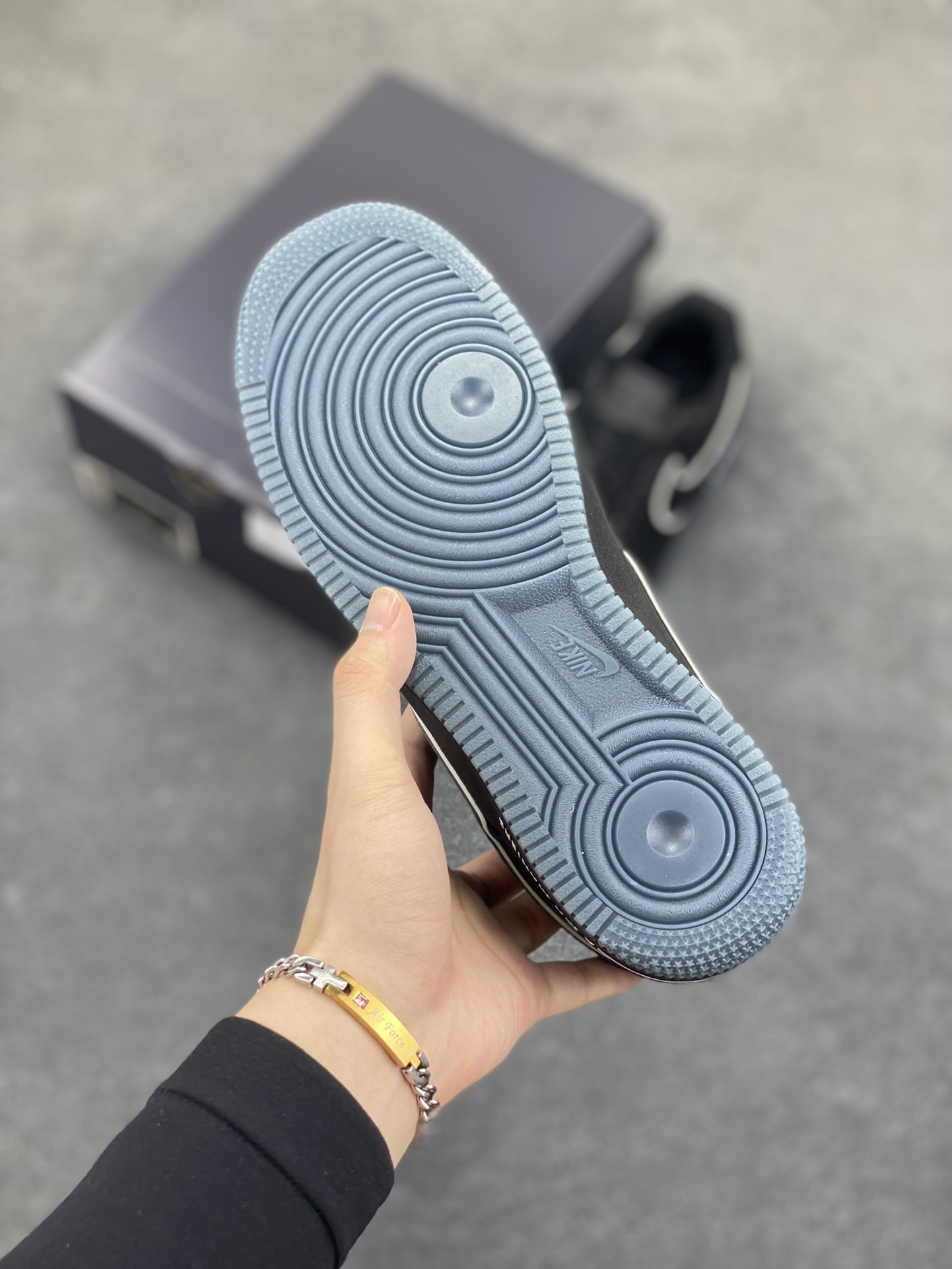 图片[5]-Nike Air Force 1 Low 空军一号低帮百搭休闲运动板鞋。柔软、弹性十足的缓震性能和出色的中底设计，横跨复古与现代的外型结合，造就出风靡全球三十多年的Force 1，直到今天还深受青睐。 货号：HF4084-001 尺码：36 36.5 37.5 38 38.5 39 40 40.5 41 42 42.5 43 44 44.5 45-选品中心