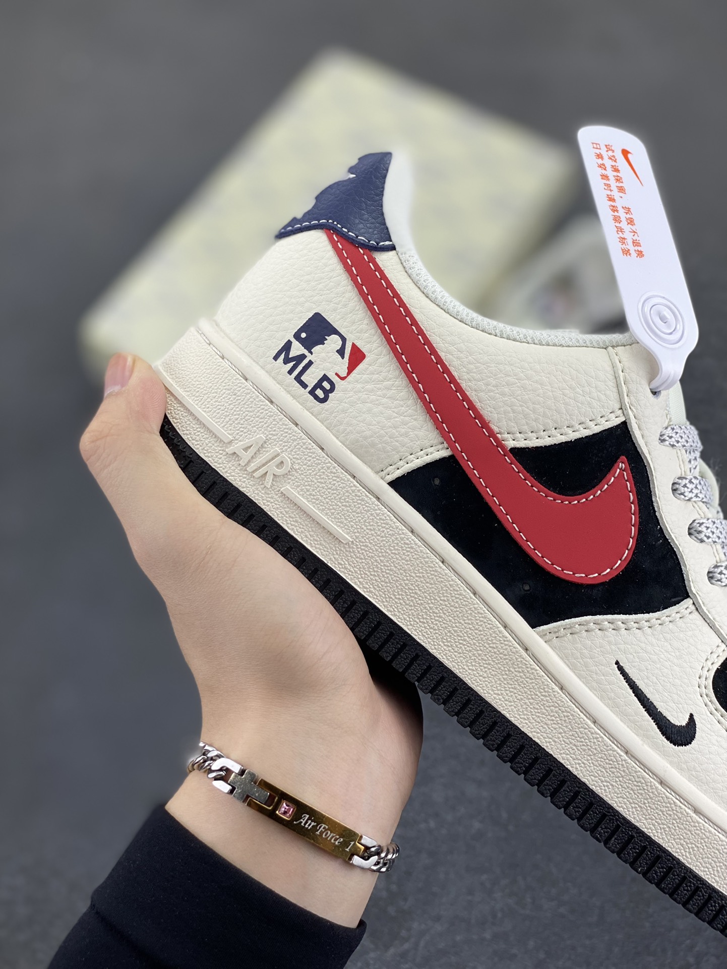 图片[6]-NIke Air Force 1 \’07 Low “MLB联名——黑白红”空军一号 低帮 运动鞋 休闲鞋 折边针车 工艺难度大 原楦头原纸板 原装鞋盒 定制五金配件 内置全掌气垫 原厂鞋底 货号：HS8068-052 尺码：36 36.5 37.5 38 38.5 39 40 40.5 41 42 42.5 43 44 44.5 45-选品中心
