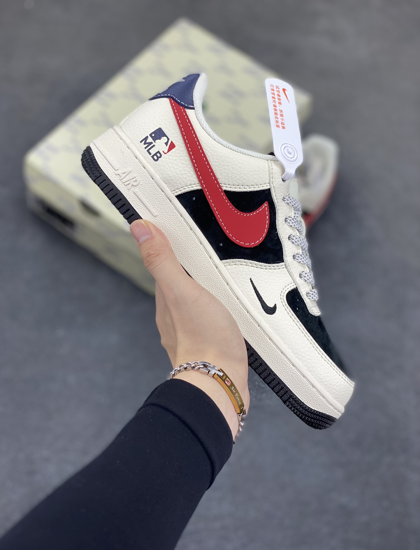 NIke Air Force 1 \’07 Low “MLB联名——黑白红”空军一号 低帮 运动鞋 休闲鞋 折边针车 工艺难度大 原楦头原纸板 原装鞋盒 定制五金配件 内置全掌气垫 原厂鞋底 货号:HS8068-052 尺码:36 36.5 37.5 38 38.5 39 40 40.5 41 42 42.5 43 44 44.5 45-选品中心