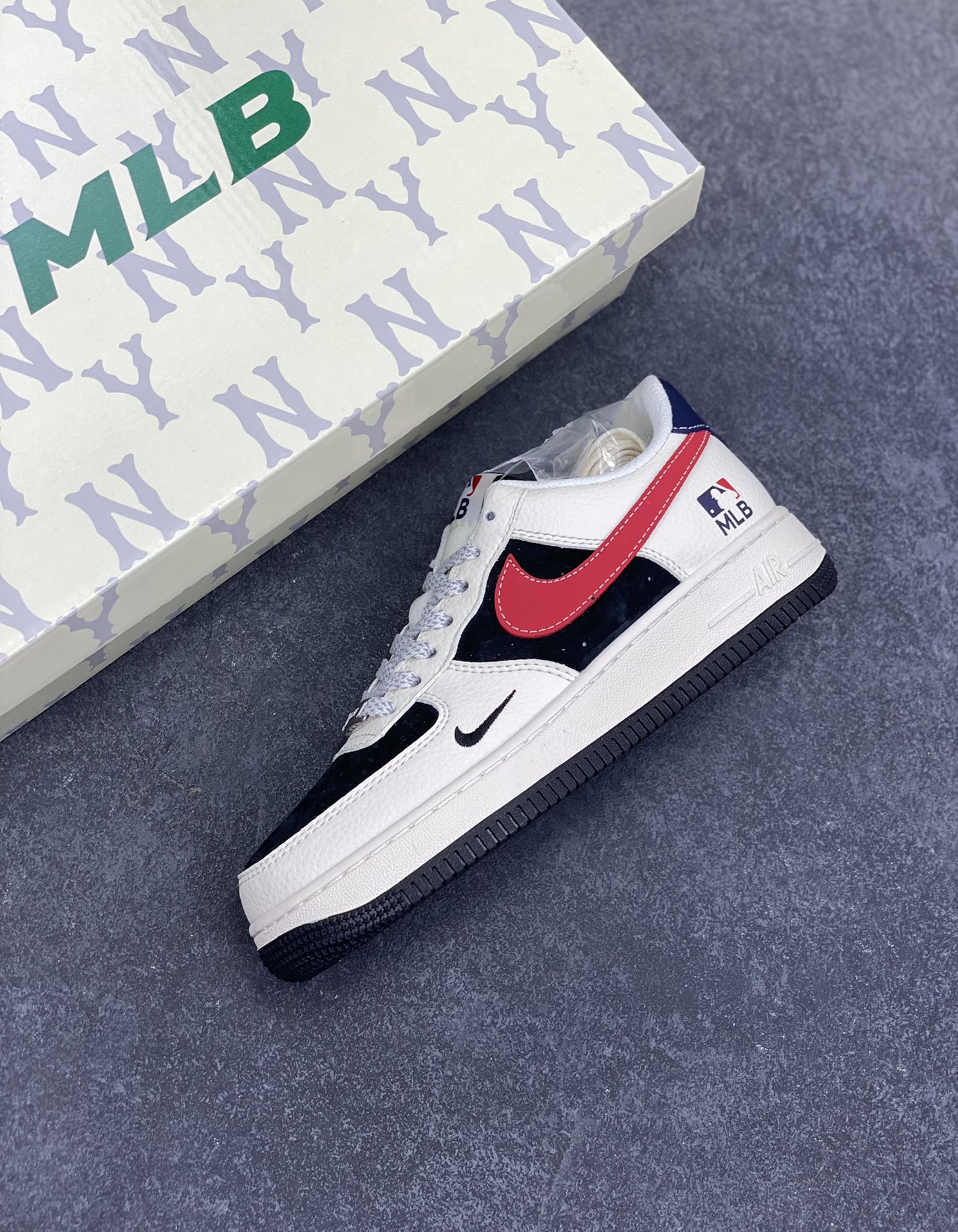 图片[7]-NIke Air Force 1 \’07 Low “MLB联名——黑白红”空军一号 低帮 运动鞋 休闲鞋 折边针车 工艺难度大 原楦头原纸板 原装鞋盒 定制五金配件 内置全掌气垫 原厂鞋底 货号：HS8068-052 尺码：36 36.5 37.5 38 38.5 39 40 40.5 41 42 42.5 43 44 44.5 45-选品中心