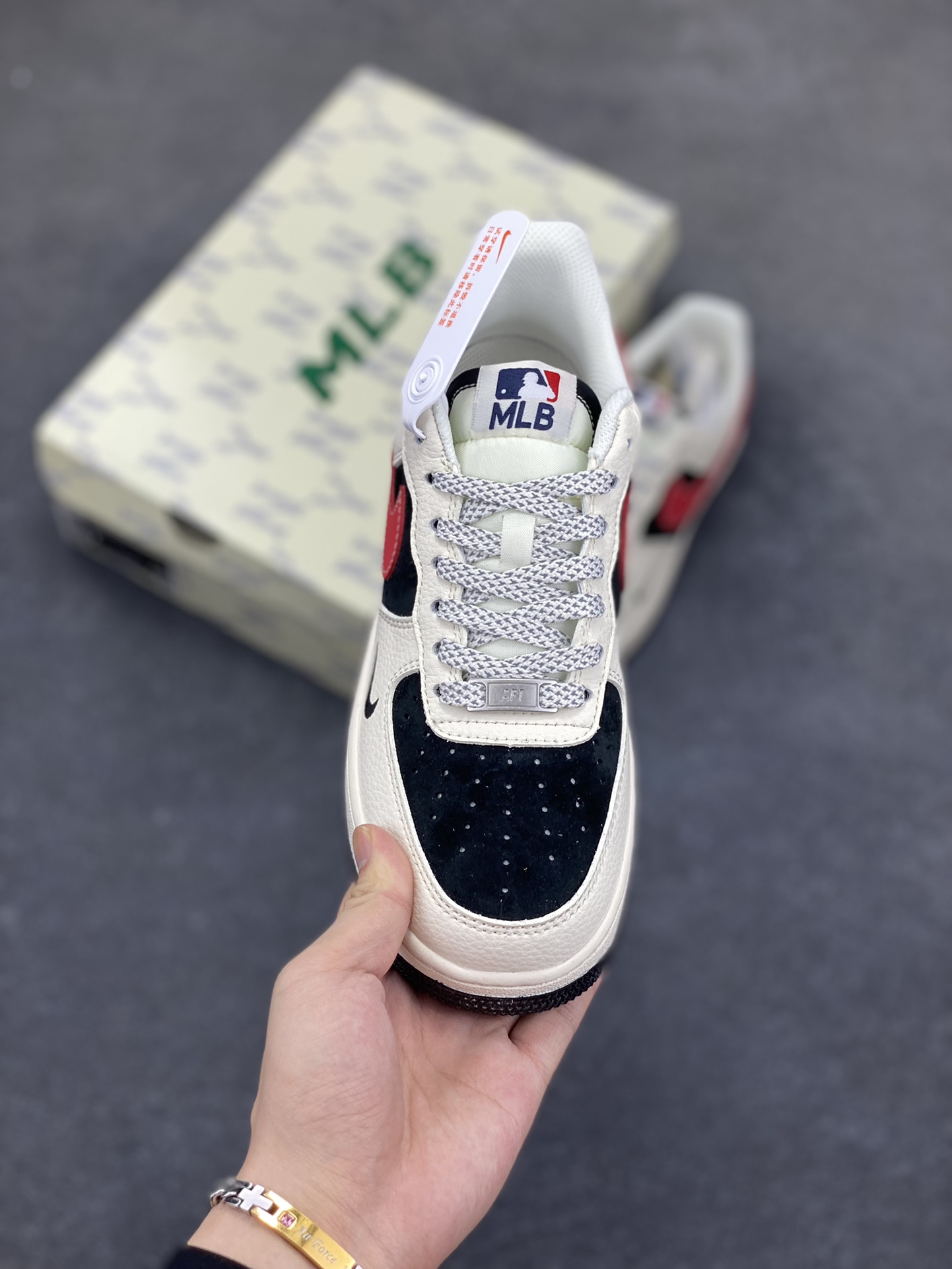 图片[2]-NIke Air Force 1 \’07 Low “MLB联名——黑白红”空军一号 低帮 运动鞋 休闲鞋 折边针车 工艺难度大 原楦头原纸板 原装鞋盒 定制五金配件 内置全掌气垫 原厂鞋底 货号：HS8068-052 尺码：36 36.5 37.5 38 38.5 39 40 40.5 41 42 42.5 43 44 44.5 45-选品中心