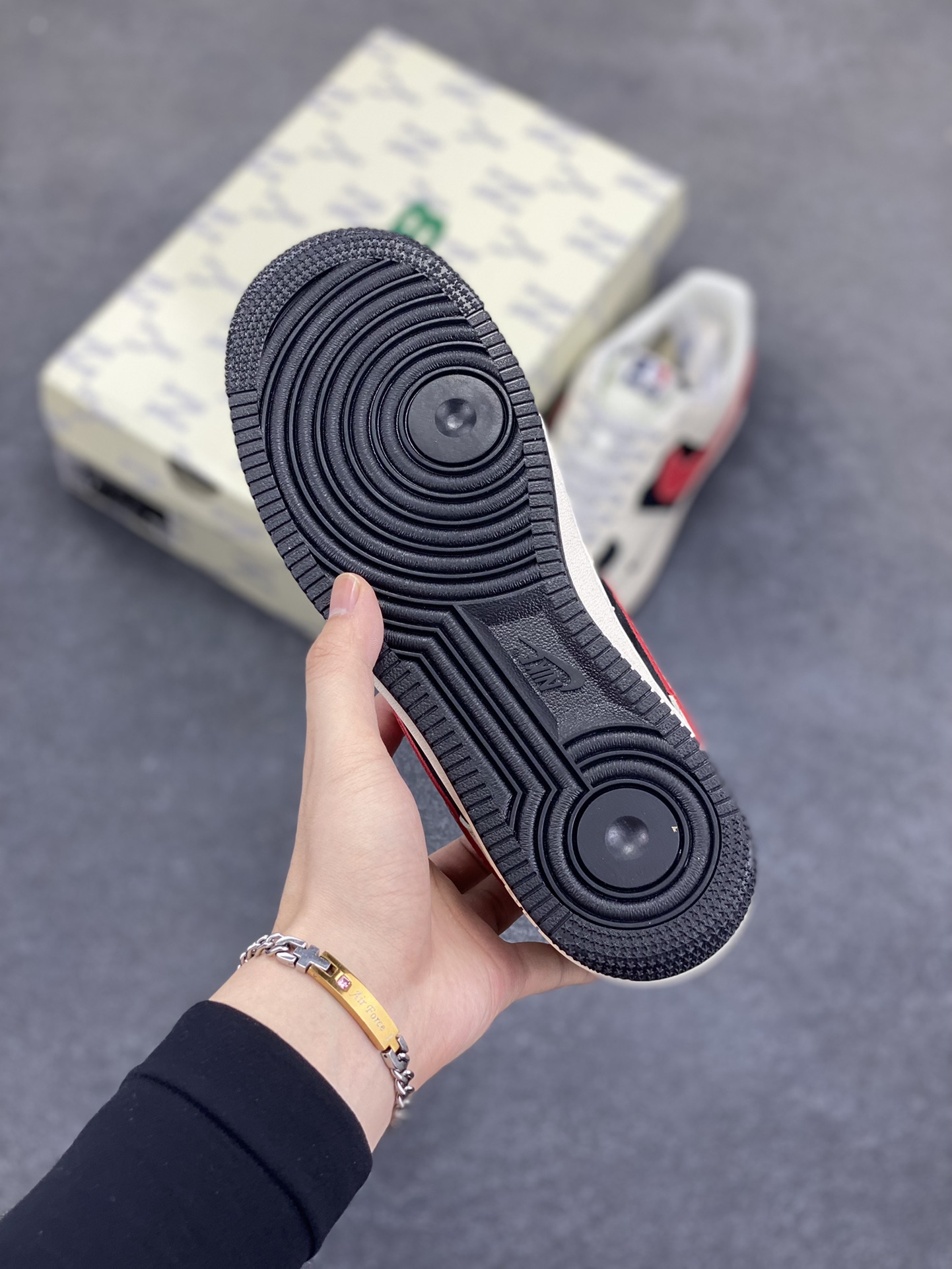 图片[5]-NIke Air Force 1 \’07 Low “MLB联名——黑白红”空军一号 低帮 运动鞋 休闲鞋 折边针车 工艺难度大 原楦头原纸板 原装鞋盒 定制五金配件 内置全掌气垫 原厂鞋底 货号：HS8068-052 尺码：36 36.5 37.5 38 38.5 39 40 40.5 41 42 42.5 43 44 44.5 45-选品中心