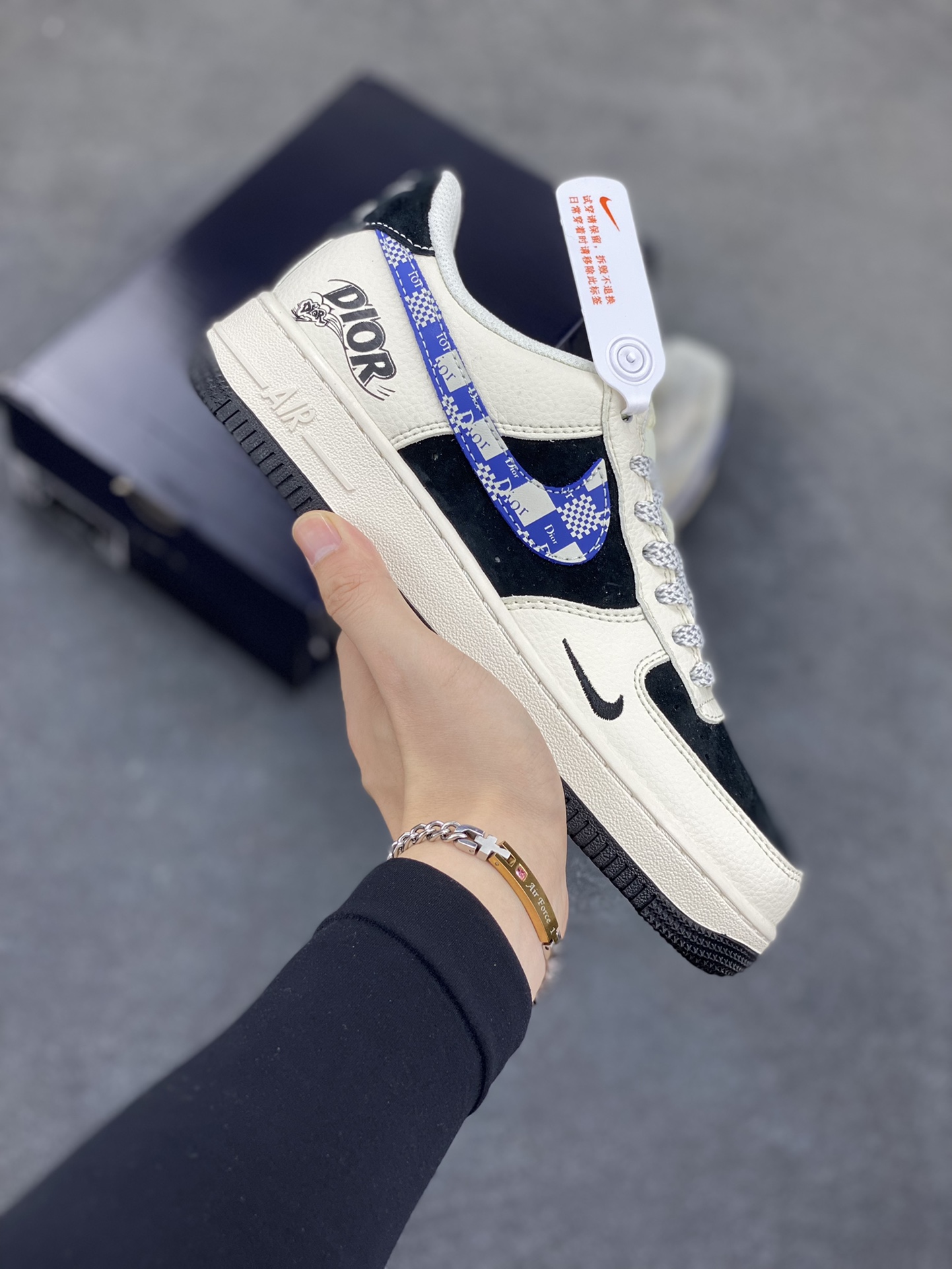 NIke Air Force 1 \’07 Low “Dior迪奥联名——黑白蓝网格”空军一号 低帮 运动鞋 休闲鞋 折边针车 工艺难度大 原楦头原纸板 原装鞋盒 定制五金配件 内置全掌气垫 原厂鞋底 货号:HS8068-044 尺码:36 36.5 37.5 38 38.5 39 40 40.5 41 42 42.5 43 44 44.5 45-选品中心