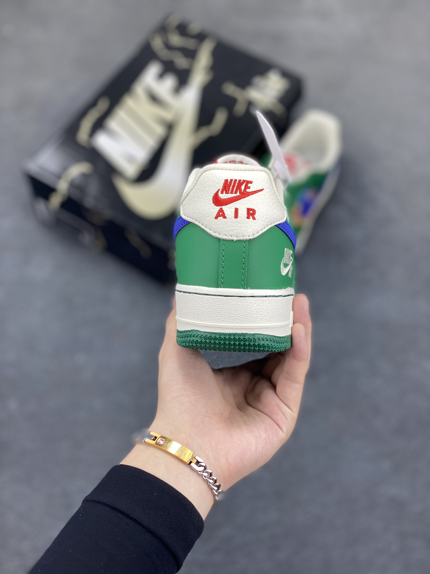 图片[4]-Nike Air Force 1 \’07 Low “NIKE联名——双拼绿蓝勾”空军一号 低帮 运动鞋 休闲鞋 折边针车 工艺难度大 原楦头原纸板 原装鞋盒 定制五金配件 内置全掌气垫 原厂鞋底 货号：KJ1688-007 尺码：36 36.5 37.5 38 38.5 39 40 40.5 41 42 42.5 43 44 44.5 45-选品中心