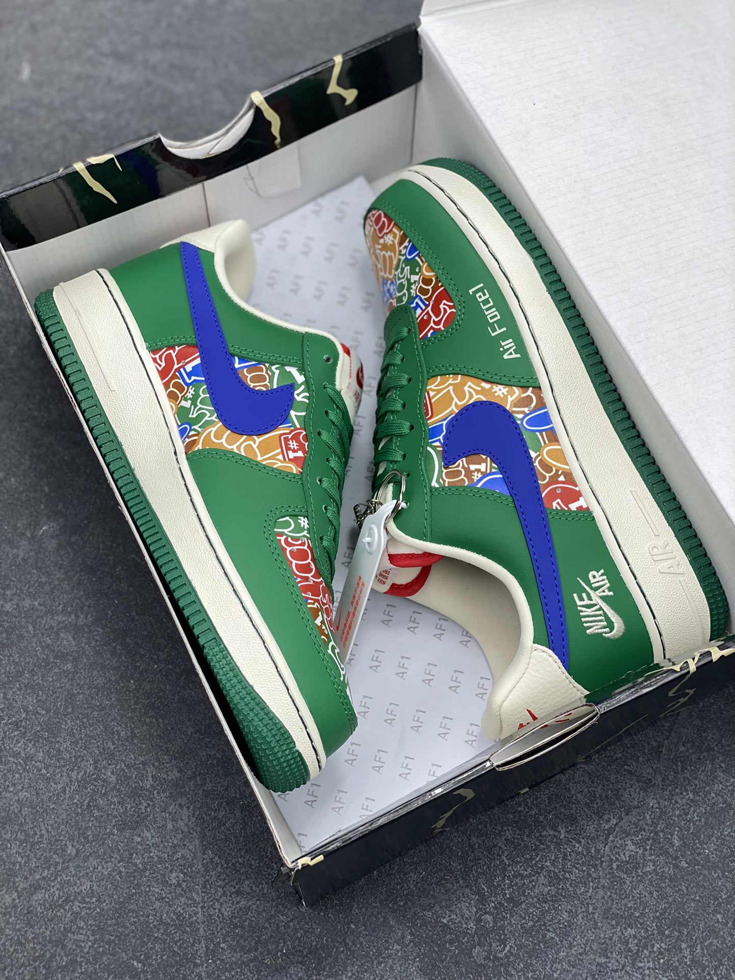 图片[9]-Nike Air Force 1 \’07 Low “NIKE联名——双拼绿蓝勾”空军一号 低帮 运动鞋 休闲鞋 折边针车 工艺难度大 原楦头原纸板 原装鞋盒 定制五金配件 内置全掌气垫 原厂鞋底 货号：KJ1688-007 尺码：36 36.5 37.5 38 38.5 39 40 40.5 41 42 42.5 43 44 44.5 45-选品中心