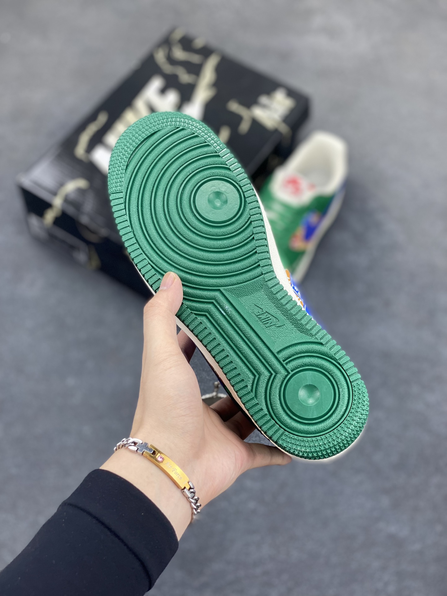 图片[5]-Nike Air Force 1 \’07 Low “NIKE联名——双拼绿蓝勾”空军一号 低帮 运动鞋 休闲鞋 折边针车 工艺难度大 原楦头原纸板 原装鞋盒 定制五金配件 内置全掌气垫 原厂鞋底 货号：KJ1688-007 尺码：36 36.5 37.5 38 38.5 39 40 40.5 41 42 42.5 43 44 44.5 45-选品中心