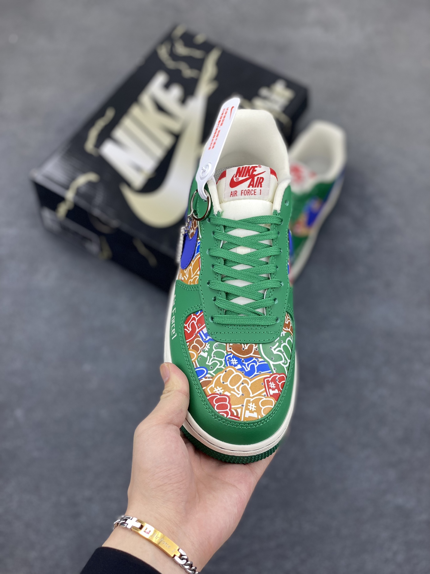 图片[2]-Nike Air Force 1 \’07 Low “NIKE联名——双拼绿蓝勾”空军一号 低帮 运动鞋 休闲鞋 折边针车 工艺难度大 原楦头原纸板 原装鞋盒 定制五金配件 内置全掌气垫 原厂鞋底 货号：KJ1688-007 尺码：36 36.5 37.5 38 38.5 39 40 40.5 41 42 42.5 43 44 44.5 45-选品中心