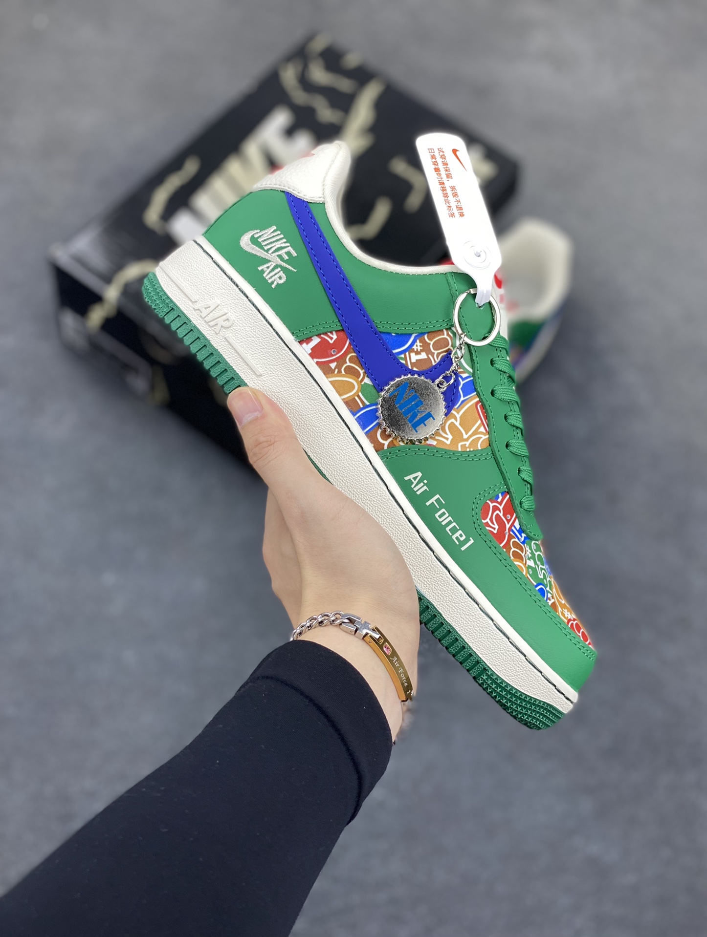 Nike Air Force 1 \’07 Low “NIKE联名——双拼绿蓝勾”空军一号 低帮 运动鞋 休闲鞋 折边针车 工艺难度大 原楦头原纸板 原装鞋盒 定制五金配件 内置全掌气垫 原厂鞋底 货号:KJ1688-007 尺码:36 36.5 37.5 38 38.5 39 40 40.5 41 42 42.5 43 44 44.5 45-选品中心
