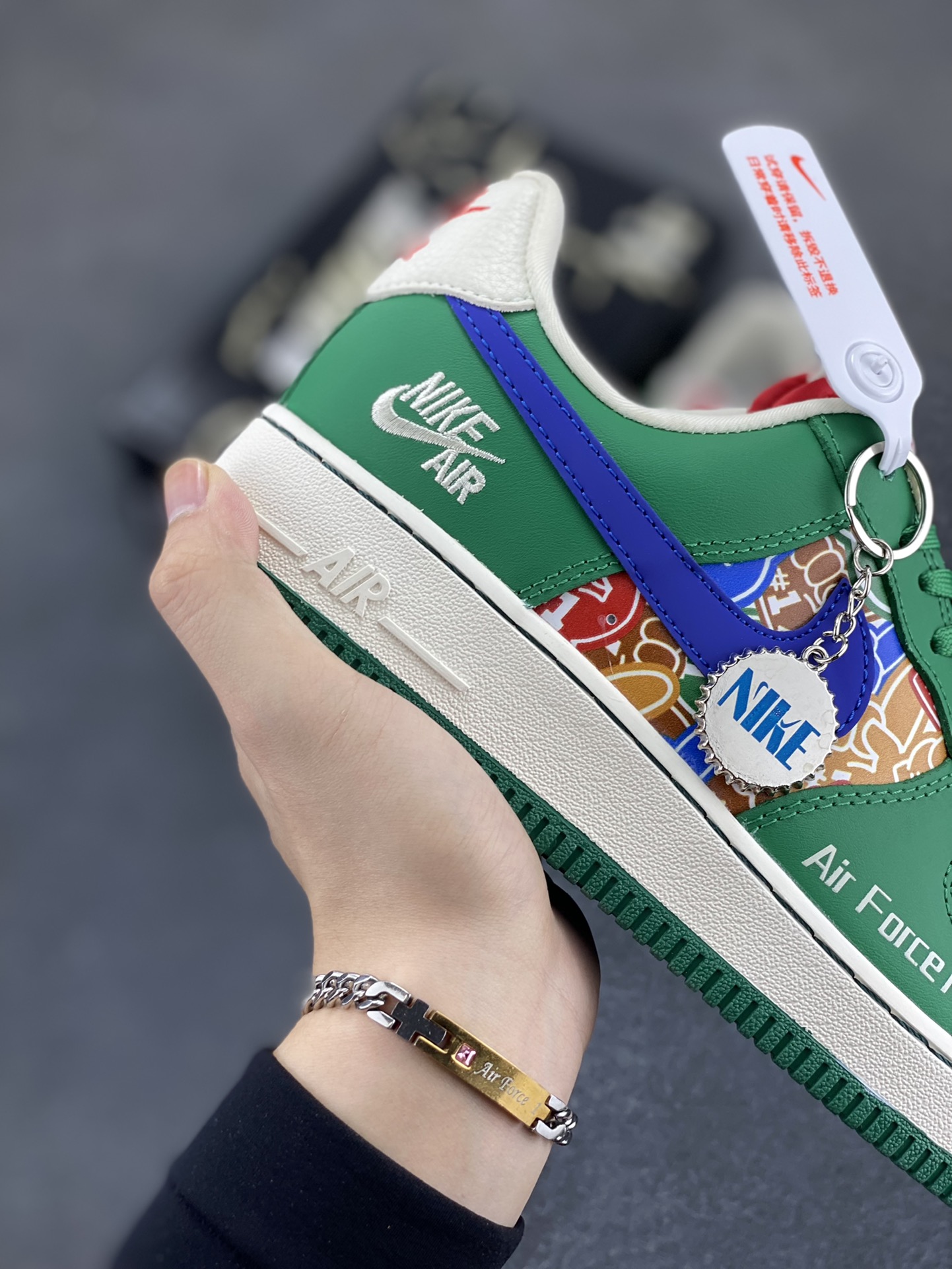 图片[6]-Nike Air Force 1 \’07 Low “NIKE联名——双拼绿蓝勾”空军一号 低帮 运动鞋 休闲鞋 折边针车 工艺难度大 原楦头原纸板 原装鞋盒 定制五金配件 内置全掌气垫 原厂鞋底 货号：KJ1688-007 尺码：36 36.5 37.5 38 38.5 39 40 40.5 41 42 42.5 43 44 44.5 45-选品中心