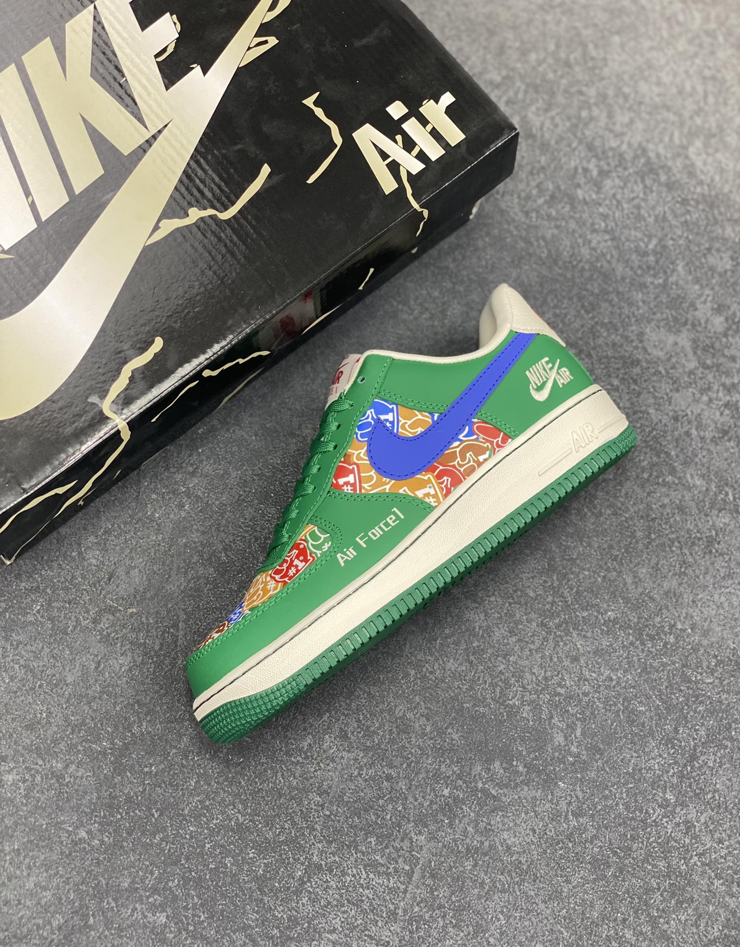 图片[7]-Nike Air Force 1 \’07 Low “NIKE联名——双拼绿蓝勾”空军一号 低帮 运动鞋 休闲鞋 折边针车 工艺难度大 原楦头原纸板 原装鞋盒 定制五金配件 内置全掌气垫 原厂鞋底 货号：KJ1688-007 尺码：36 36.5 37.5 38 38.5 39 40 40.5 41 42 42.5 43 44 44.5 45-选品中心