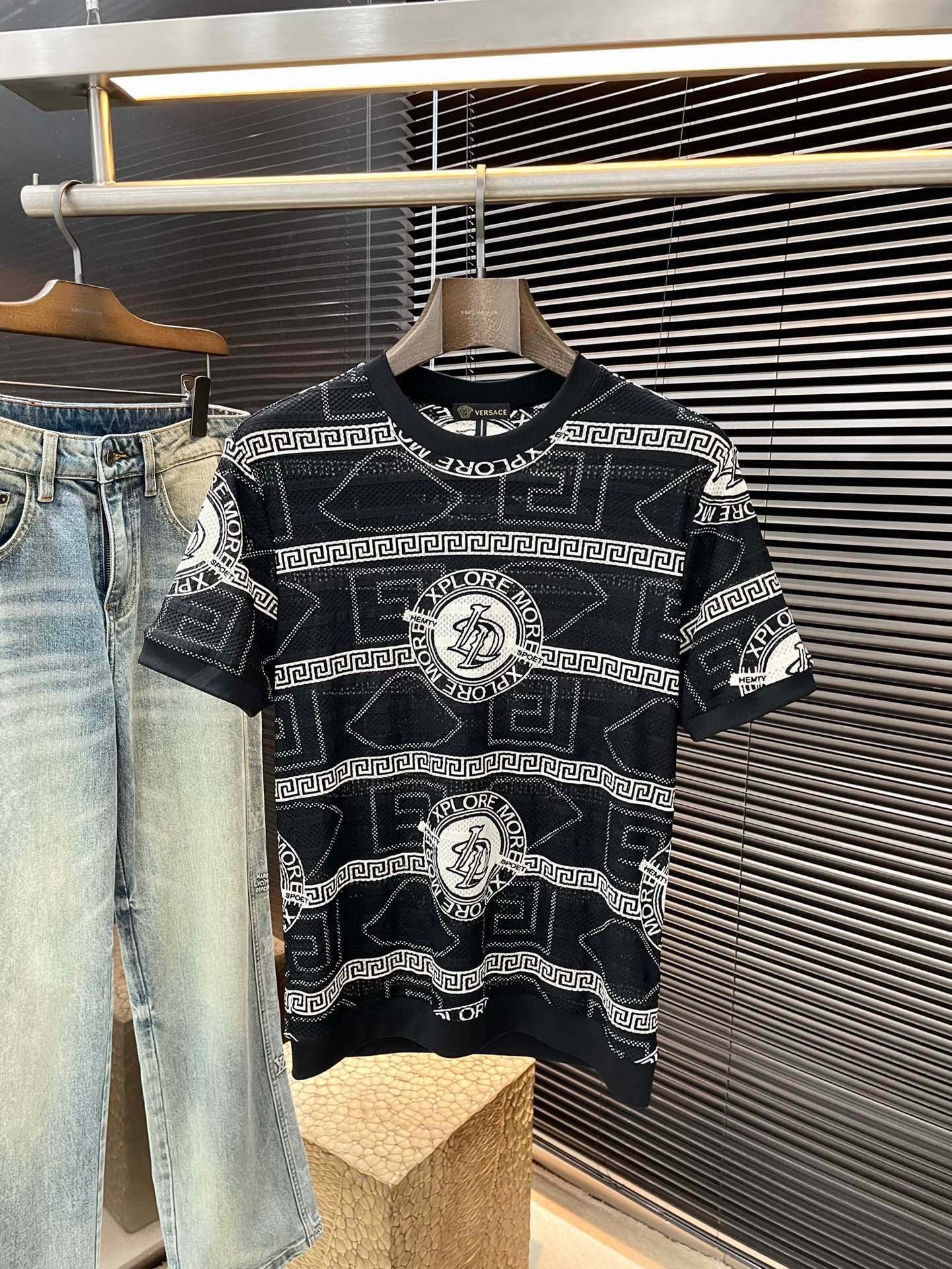 NO:453955,P Versace- (Versace) series VIP high-end customization, new short-sleeved spring and summer style, versatile style, anyone can easily control the fabric, fully customized digital printing technology, high-quality first-class Jinmin fabric, the fabric feels soft, the upper body is comfortable and soft. The simple style is very classy, ​​simple and unique, the style is very exquisite, the style is very exquisite, and it will highlight the exquisiteness of business men!  Size 48-56, versace, versace, T-shirt, alexander wang19860909P  Versace-（范思哲）系列 VIP高级定制 春夏季新款短袖 百搭款式 任何人都可以轻松驾驭 面料全订制数码印花工艺 高定一等品锦氨面料 面料手感柔软,上身舒适柔软 简约的款式非常显档次,简约个性时尚,版型剪裁非常精致,显气场,又会凸显商务男士的精致！尺码 48-56,,versace,versace,T-shirt,alexander wang,Men's clothing