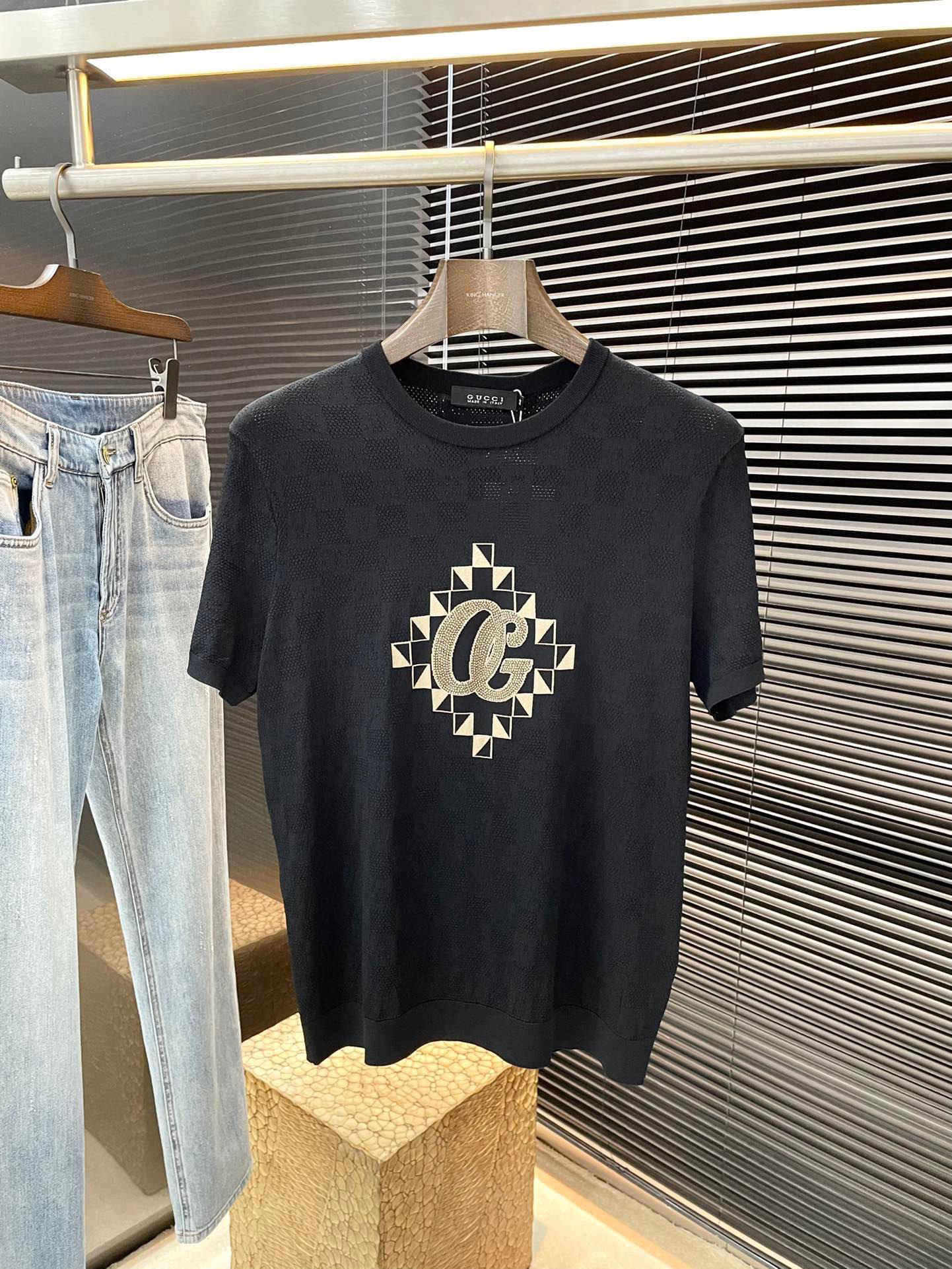 NO:453960,P Gucci series VIP high-end customization, new short-sleeved spring and summer style, versatile style, anyone can easily control the fabric, fully customized digital printing technology, high-quality Yilite fabric, soft fabric, comfortable and soft upper body, simple style is very classy, ​​simple and unique, fashionable, the style is very exquisite, showing aura, and highlighting the exquisiteness of business men!  Size M-3XL shipped the next day, gucci,gucci,T-shirt,alexander wang19860909P  Gucci（古驰）系列 VIP高级定制 春夏季新款短袖 百搭款式 任何人都可以轻松驾驭 面料全订制数码印花工艺 高定一等品伊力特面料 面料手感柔软,上身舒适柔软 简约的款式非常显档次,简约个性时尚,版型剪裁非常精致,显气场,又会凸显商务男士的精致！尺码 M-3XL 隔天出货,,gucci,gucci,T-shirt,alexander wang,Men's clothing