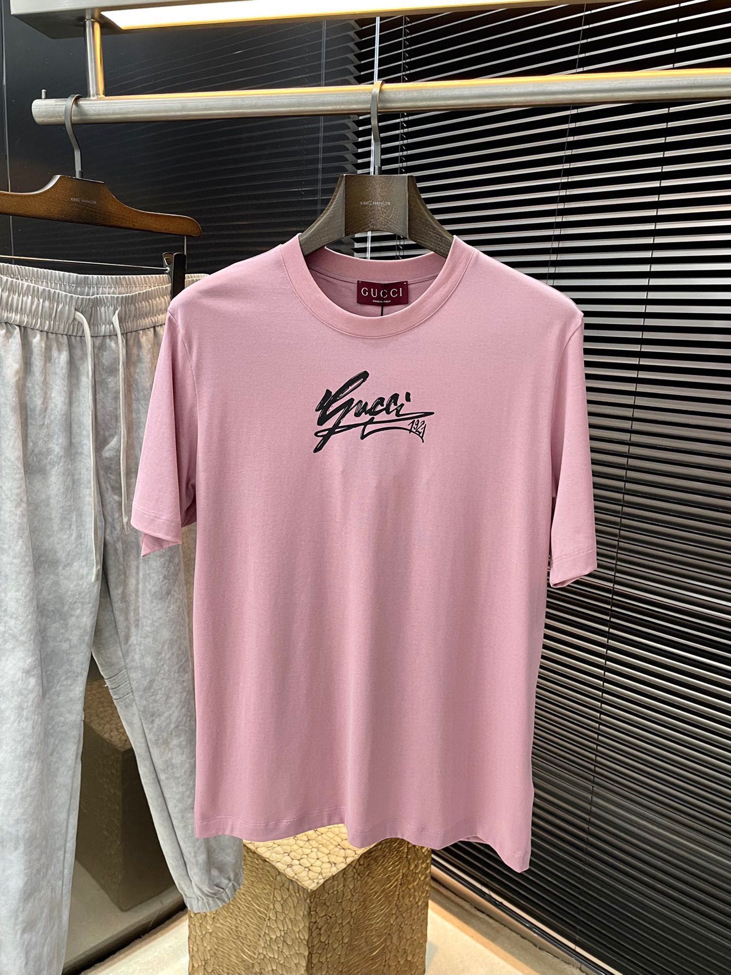 NO:453965,P Gucci series VIP high-end customization, new short-sleeved spring and summer style, versatile style, anyone can easily control the fabric, fully customized, high-quality mercerized fabric, soft fabric, comfortable and soft upper body, simple style is very classy, ​​simple and unique, fashionable, the style is very exquisite, showing aura, and highlighting the exquisiteness of business men!  Size M-3XL, gucci, gucci, T-shirt, alexander wang19860909P  Gucci（古驰）系列 VIP高级定制 春夏季新款短袖 百搭款式 任何人都可以轻松驾驭 面料全订制 高定一等品丝光面料 面料手感柔软,上身舒适柔软 简约的款式非常显档次,简约个性时尚,版型剪裁非常精致,显气场,又会凸显商务男士的精致！尺码 M-3XL,,gucci,gucci,T-shirt,alexander wang,Men's clothing