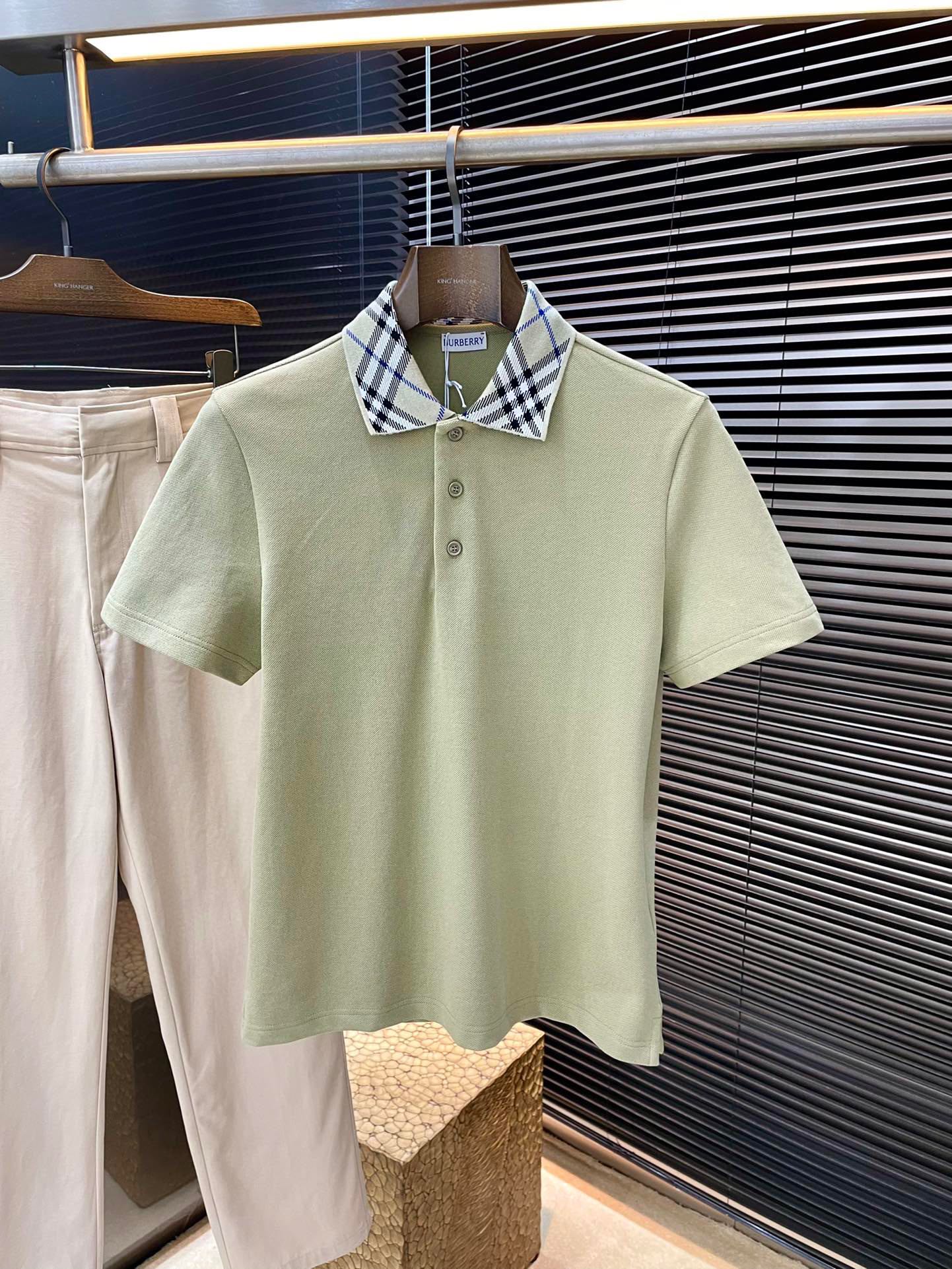 NO:453975,P Burberry- (Burberry) series VIP high-end customization, spring and summer new Polo short-sleeved, this polo is made of cotton beaded mesh fabric, knitted Burberry checked design is incorporated into the collar, and the shell buttons are engraved with bbr English letters, presenting a slim fit style, the style is very novel and unique, and it is very versatile in business and casual, highly recommended!  Color Black Gray Green Khaki White S M L XL,,burberry,burberry,T-shirt,alexander wang19860909P  Burberry-（巴宝莉）系列 VIP高级定制 春夏季新款Polo 短袖,这款polo选用棉质珠地网眼布面料打造,衣领处融入针织Burberry格纹设计,贝壳纽扣刻有bbr英文字母,呈现修身版型,款式非常新颖独特,商务休闲都非常百搭,强烈推荐！颜色 黑色 灰绿 卡其 白色 码数 S M L XL,,burberry,burberry,T-shirt,alexander wang,Men's clothing