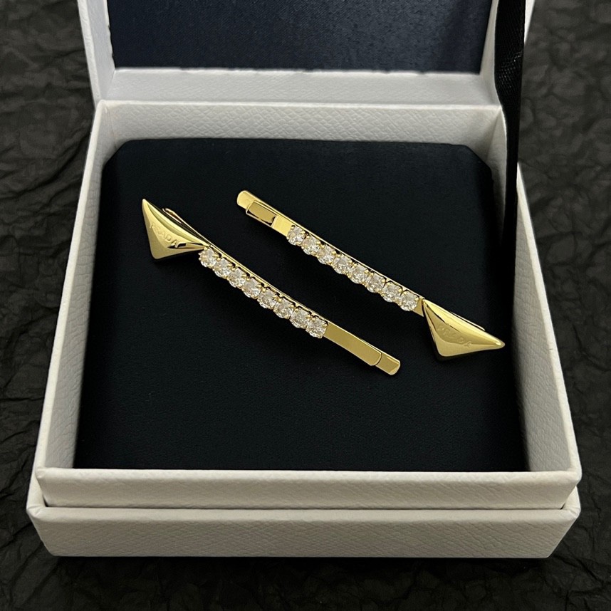 【】PRADA 发夹 一对 爆款新品 精致耐看 华丽登场，整体细节非常令人惊喜，典雅而时尚，突显法式高雅