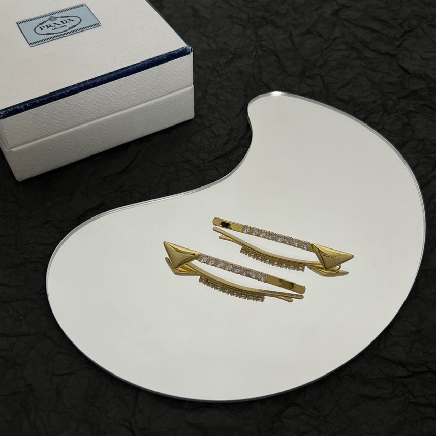 【】PRADA 发夹 一对 爆款新品 精致耐看 华丽登场，整体细节非常令人惊喜，典雅而时尚，突显法式高雅
