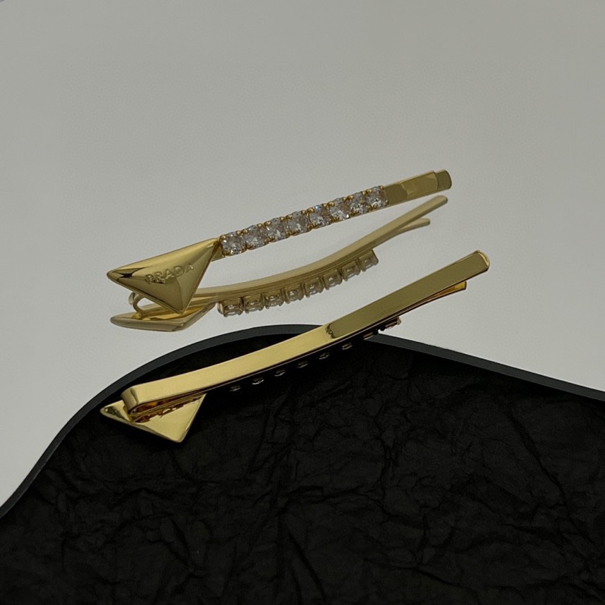 【】PRADA 发夹 一对 爆款新品 精致耐看 华丽登场，整体细节非常令人惊喜，典雅而时尚，突显法式高雅