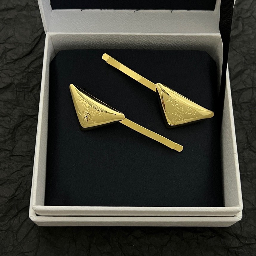 【】PRADA 发夹 一对 爆款新品 精致耐看 华丽登场，整体细节非常令人惊喜，典雅而时尚，突显法式高雅