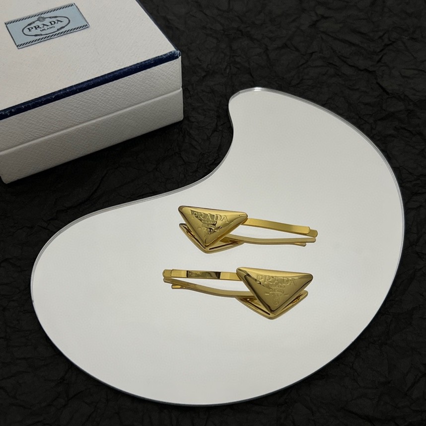 【】PRADA 发夹 一对 爆款新品 精致耐看 华丽登场，整体细节非常令人惊喜，典雅而时尚，突显法式高雅