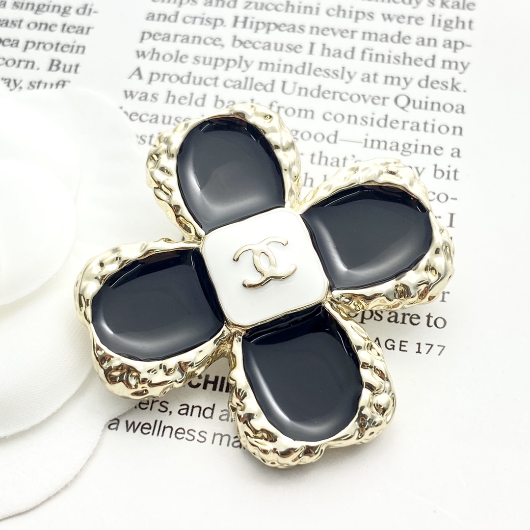  编码A598   
🛍香奈儿胸针热销款🔥爆上新🆕🆕🆕一致专柜🆕
😎CHAN 23 黑金珐琅四叶草🍀胸针