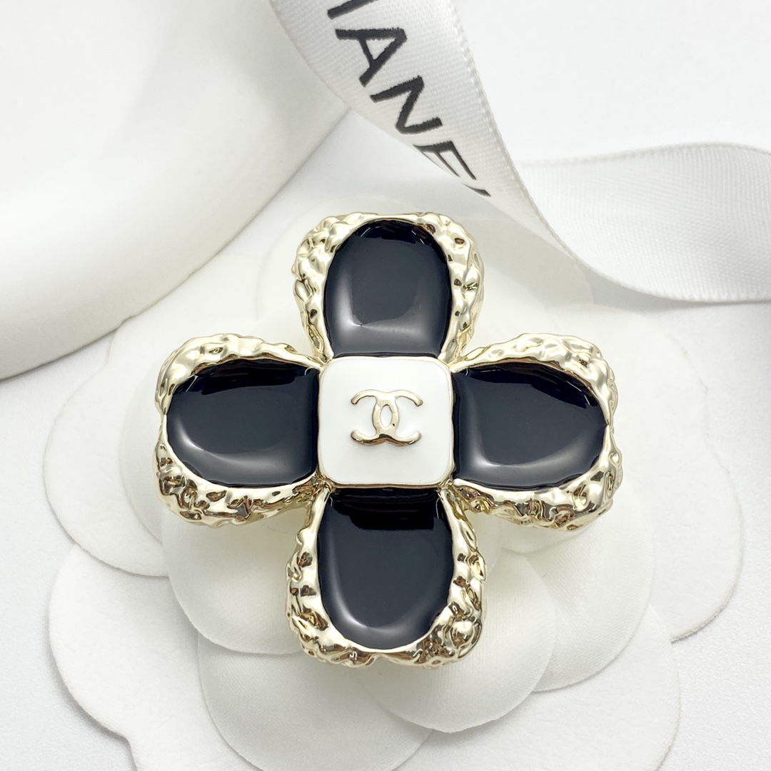  编码A598   
🛍香奈儿胸针热销款🔥爆上新🆕🆕🆕一致专柜🆕
😎CHAN 23 黑金珐琅四叶草🍀胸针