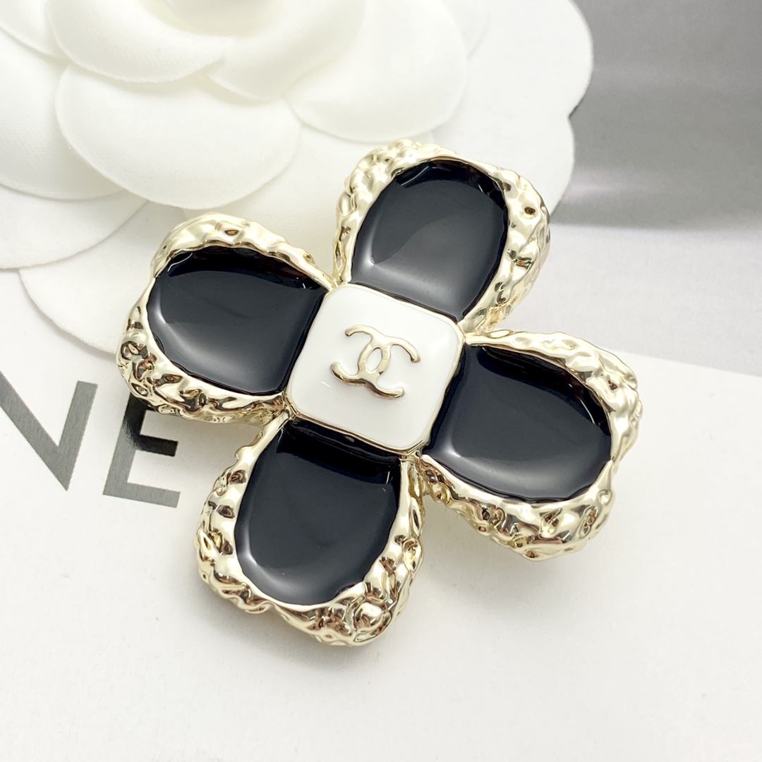  编码A598   
🛍香奈儿胸针热销款🔥爆上新🆕🆕🆕一致专柜🆕
😎CHAN 23 黑金珐琅四叶草🍀胸针