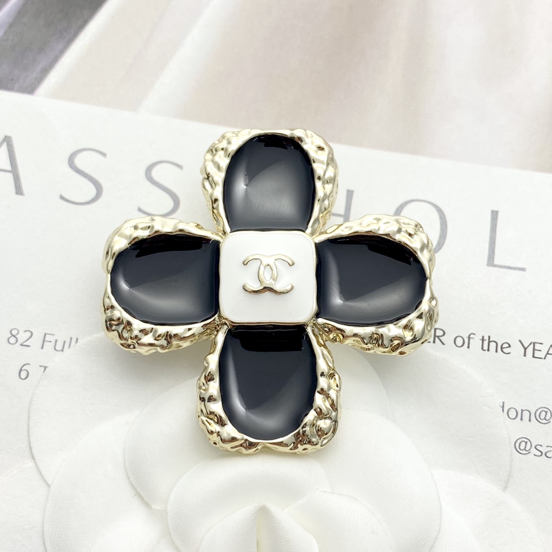  编码A598   
🛍香奈儿胸针热销款🔥爆上新🆕🆕🆕一致专柜🆕
😎CHAN 23 黑金珐琅四叶草🍀胸针