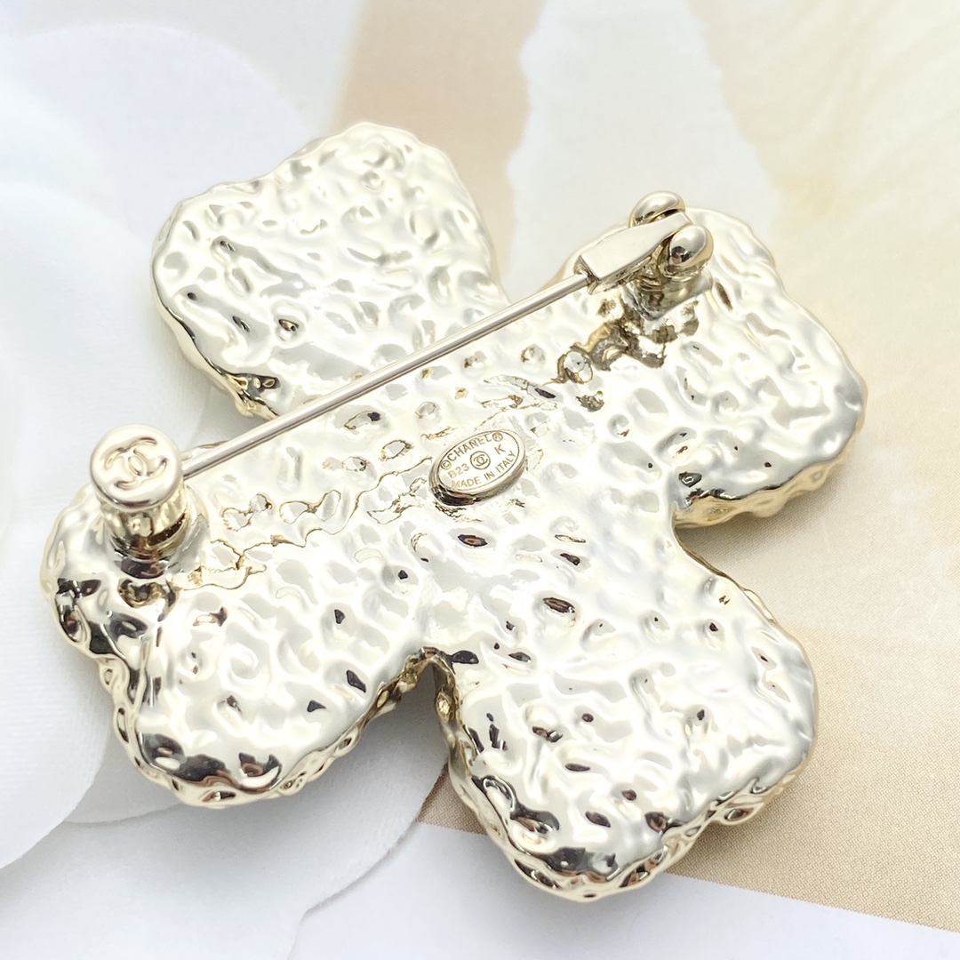  编码A598   
🛍香奈儿胸针热销款🔥爆上新🆕🆕🆕一致专柜🆕
😎CHAN 23 黑金珐琅四叶草🍀胸针