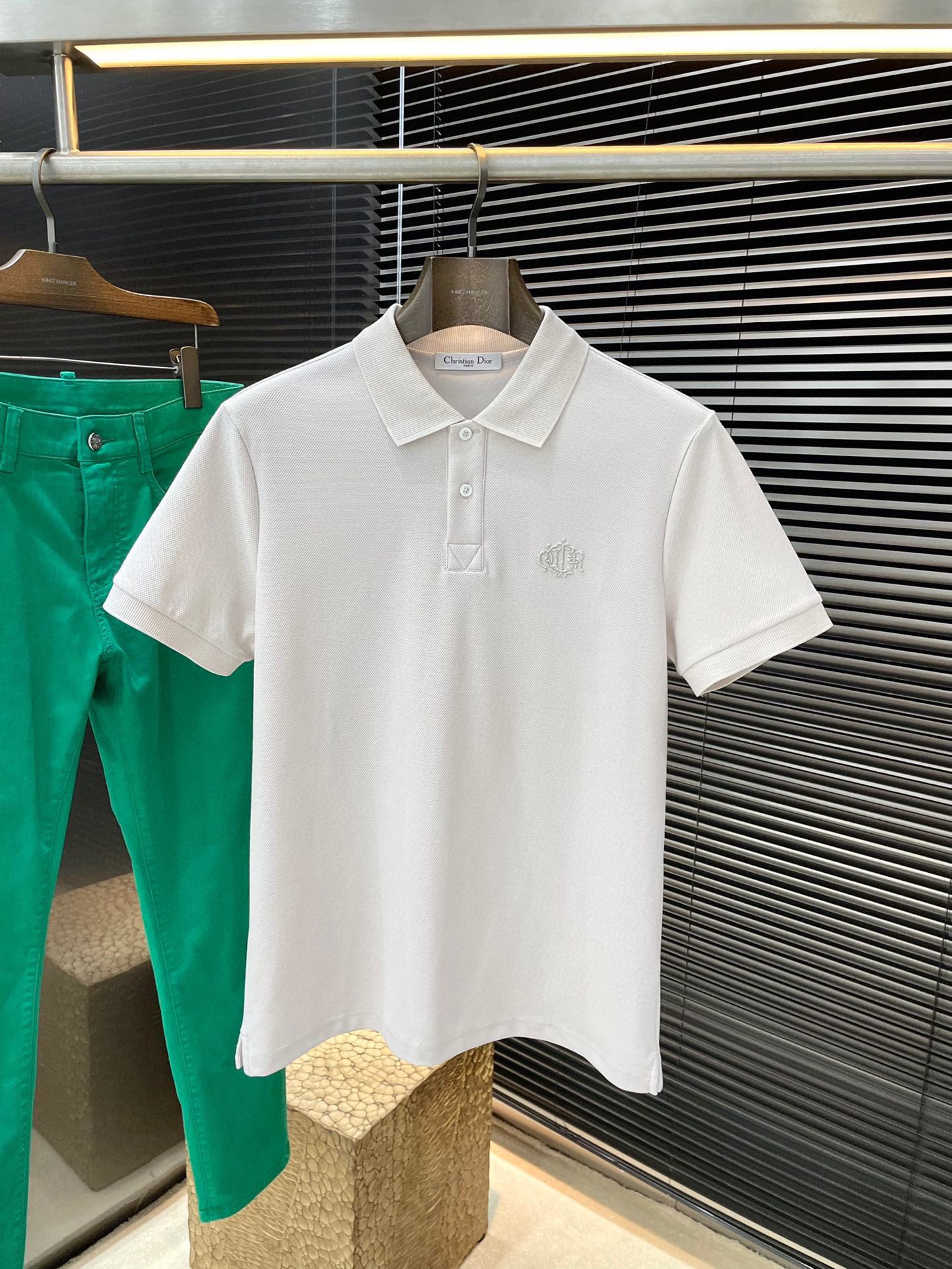 NO:453979,P Dior- (Dior) has the latest POLO short-sleeved sleeves in spring and summer, using the latest mulberry silk fabric, which is resistant to washing and not easy to fade, has a soft feel and soft and comfortable composition. Classic design style, special customization, simple cutting and splicing, reflecting the extraordinary craftsmanship of workers, full of high-end and fashionable feeling!  The style is quite good at casual and versatile. Size M-3XL, dior, dior, T-shirt, alexander wang19860909P  Dior-（迪奥）年春夏最新款POLO短袖,采用最新桑蚕丝面料,耐水洗不易掉色,手感柔软、成分柔软舒适 经典设计风格 特殊定制 简单的裁剪方式拼接,体现出工人不凡的工艺,高端时尚感十足！版型相当赞休闲百搭款.尺码 M-3XL,,dior,dior,T-shirt,alexander wang,Men's clothing