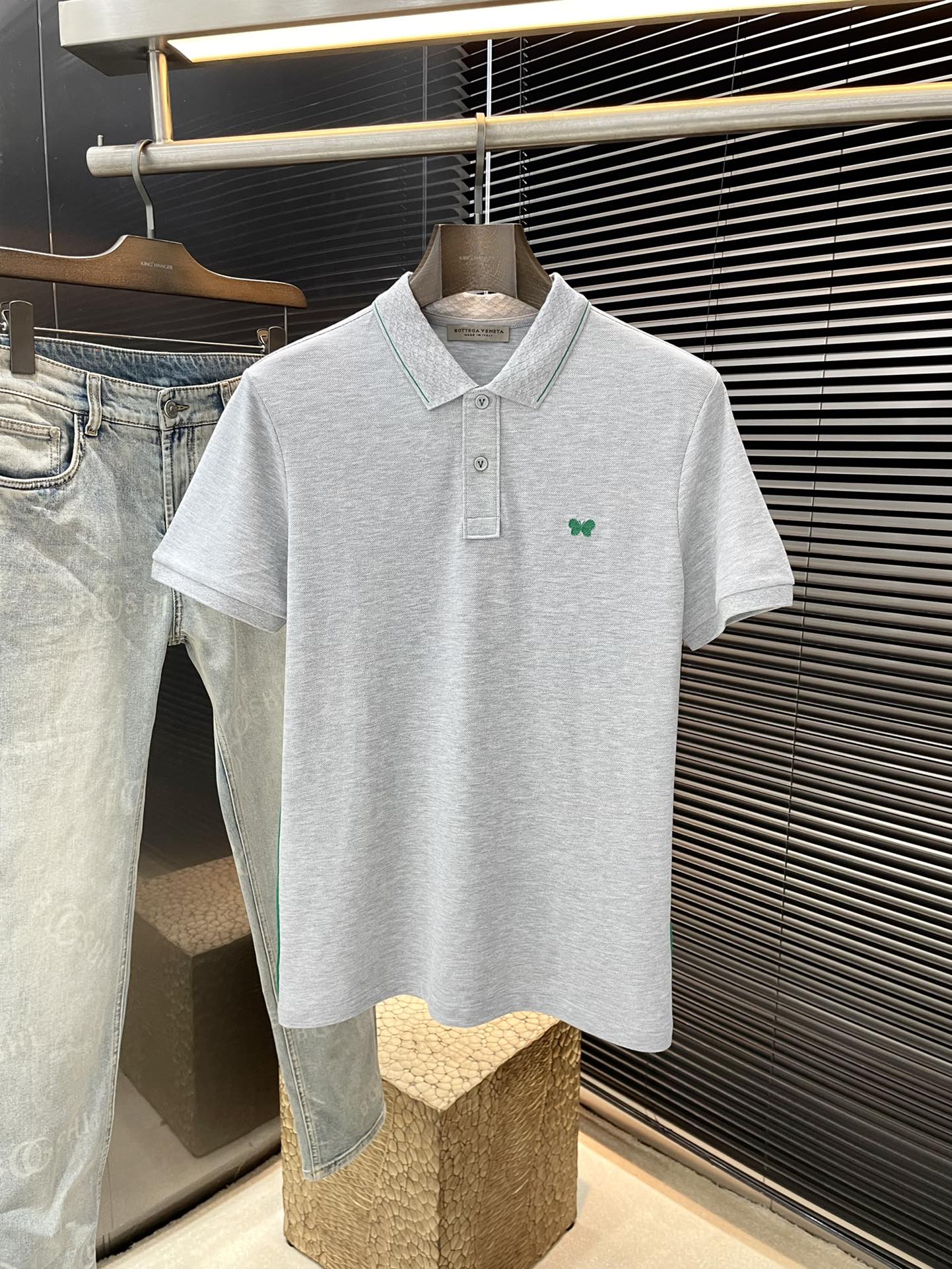 NO:453983,P Bv-(Baodie Home) The latest POLO short-sleeved sleeves in spring and summer, using the latest cotton fabric, which is resistant to washing and not easy to fade, has a soft feel and soft and comfortable composition. Classic design style, special customization, simple cutting method, reflecting the extraordinary craftsmanship of workers, full of high-end fashion sense!  The style is quite good at casual and versatile. Size M-3XL, bottega veneta, bottega veneta, T-shirt, alexander wang19860909P  Bv-（葆蝶家）年春夏最新款POLO短袖,采用最新棉面料,耐水洗不易掉色,手感柔软、成分柔软舒适 经典设计风格 特殊定制 简单的裁剪方式拼接,体现出工人不凡的工艺,高端时尚感十足！版型相当赞休闲百搭款.尺码 M-3XL,,bottega veneta,bottega veneta,T-shirt,alexander wang,Men's clothing