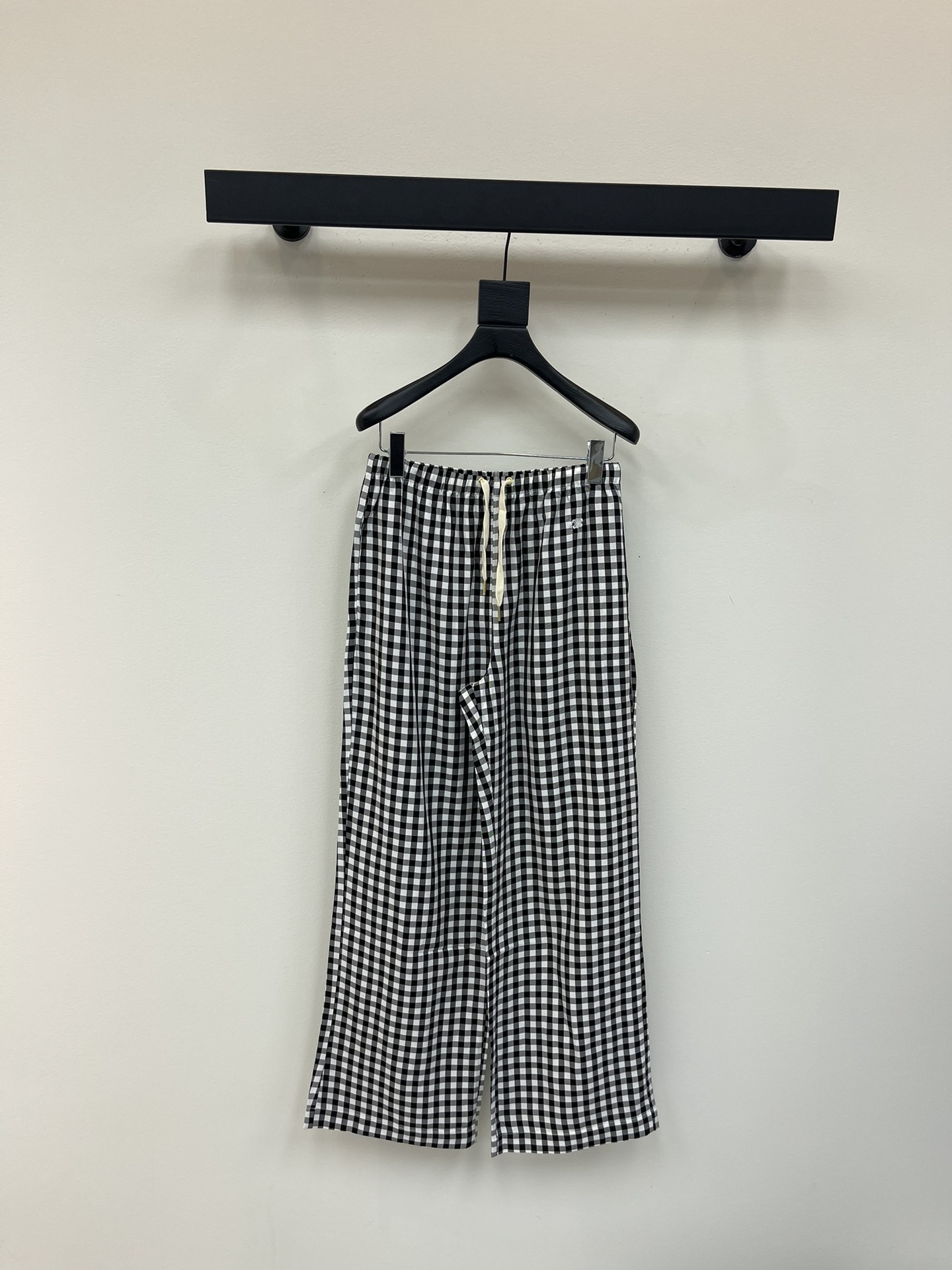 NO:445727,Celin* 25 early autumn new Arc de Triomphe embroidered checked elastic waist lace-up trousers!  Mulberry silk plaid pants are a must-have for summer outfits. They can be easily used with any top. Mulberry silk is made of loose and soft, which makes it look slimming. It is also suitable to wear it in summer as sun protection. It is the best thing to do when wearing it in summer~ The quality of workmanship depends on the details!  SML, celine,alexander wang19860909Celin* 25早秋新款凯旋门刺绣格纹松紧腰系带长裤！桑蚕丝格子裤简直就是夏季穿搭必备 搭配任何上衣都轻松驾驭 桑蚕丝材质松松软软很遮肉显瘦 夏天穿怕晒当防晒也再合适不过啦～做工品质看细节！SML,,celine,alexander wang,Women's clothing