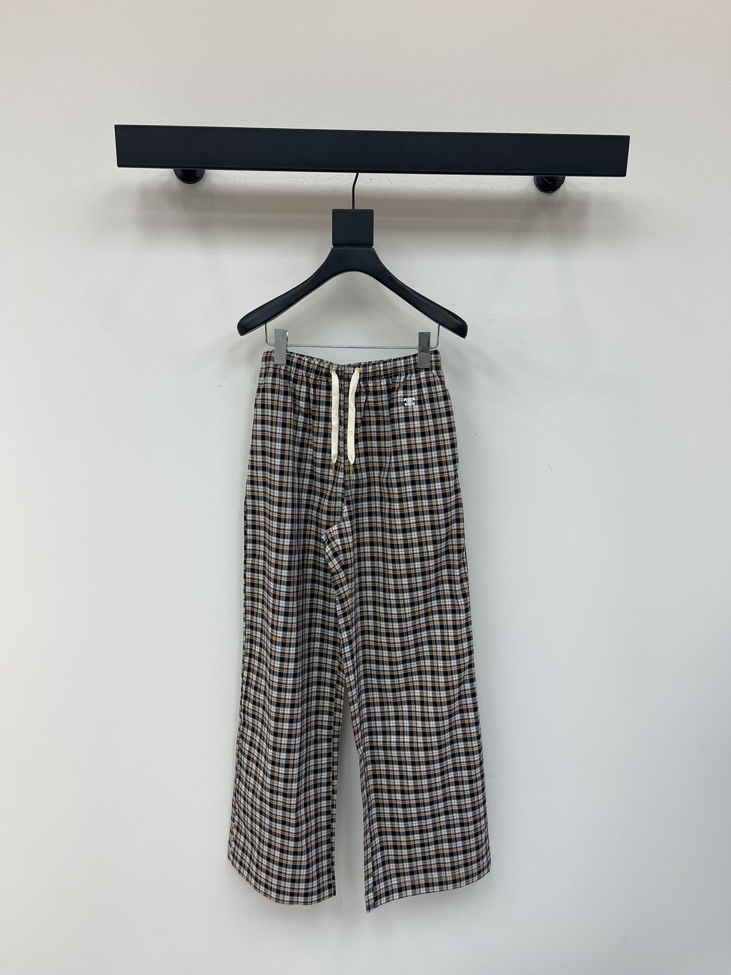 NO:445720,Celin*25 early autumn new fashionable and attitude plaid straight-leg pants Customized colored plaid fabrics A must-have item for fashionable fines~~ It is sweet and salty to wear, and the classic style is versatile and not picky. The original custom imported fabric has a great texture. Positioning embroidery logo Rich details SML, celine, alexander wang19860909Celin*25早秋新款时髦有态度的格子直筒裤 定制色织格纹面料 时髦精必备单品～～不废力气穿搭可甜可盐气质百搭经典版型百搭不挑人 原版定制进口面料质感超赞 定位刺绣logo 丰富细节 SML,,celine,alexander wang,Women's clothing