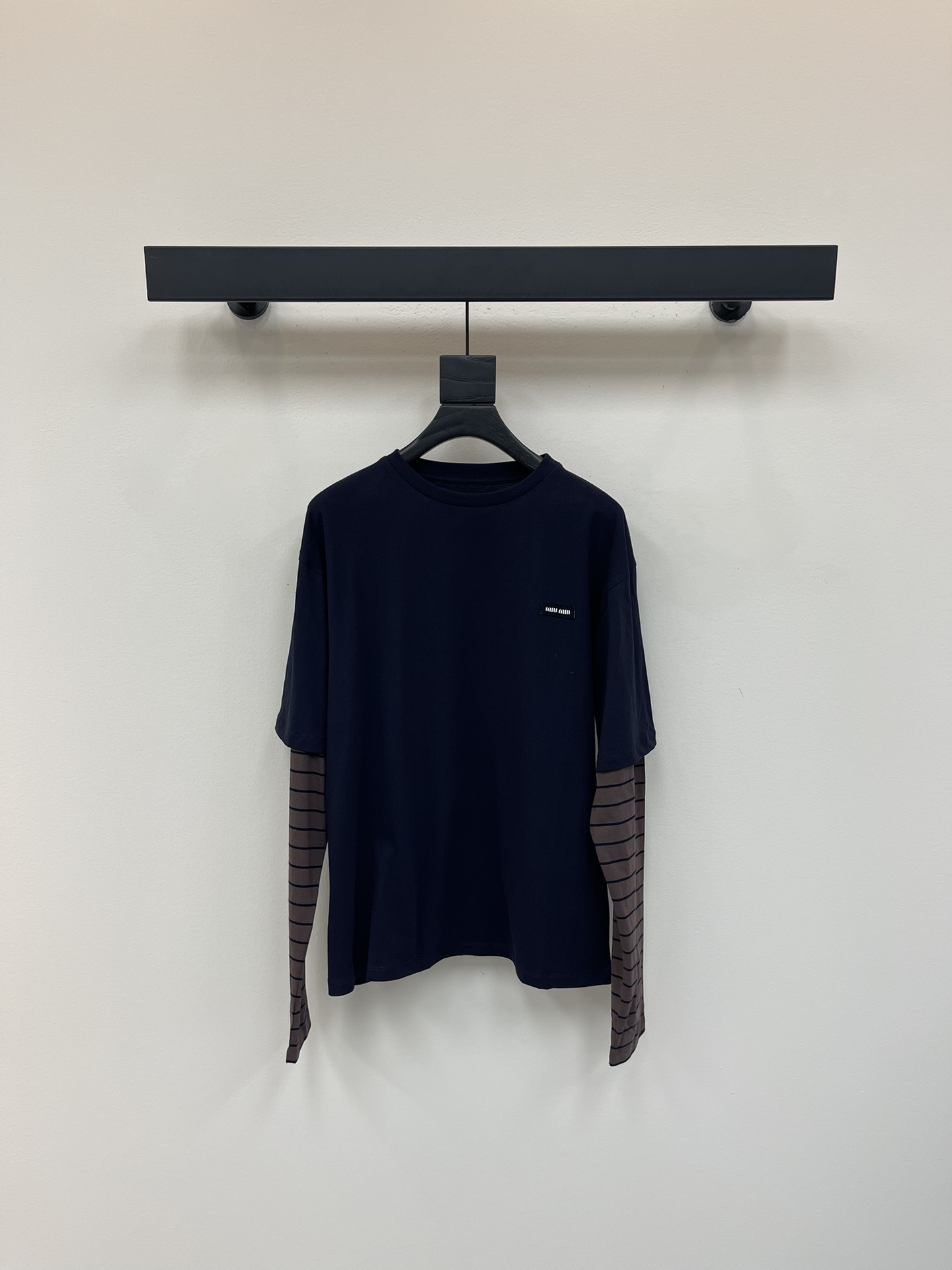 NO:446775,Miumi* 25 early autumn new college style navy blue spliced ​​striped fake two-piece long-sleeved T-shirt丨Exclusive yb development!  High-end production!  Two must-have items for wardrobe!  Simple yet stylish!  A very personalized design style!  A long-sleeved T-style photo shoot that makes a great comedy!  Full of fashion sense!  Classic and pleasing to the eye, people want to have it at first sight~ It is a concave shape that makes it look good and easy to wear on the street~ loose style~SML,,miumiu,tees,t-shirt,alexander wang19860909Miumi* 25早秋新款学院风藏蓝色拼接条纹假两件长袖T恤丨独家yb开发！高版出品！衣柜必备款假两件来咯！简单又不失格调！个性十足的设计风格！出街拍照非常出片的一款长袖T！时髦感十足！经典又耐看让人一看就想拥有～凹起造型来妥妥的好看轻松穿出街头感～宽松版型～SML,,miumiu,tees，t-shirt,alexander wang,Women's clothing