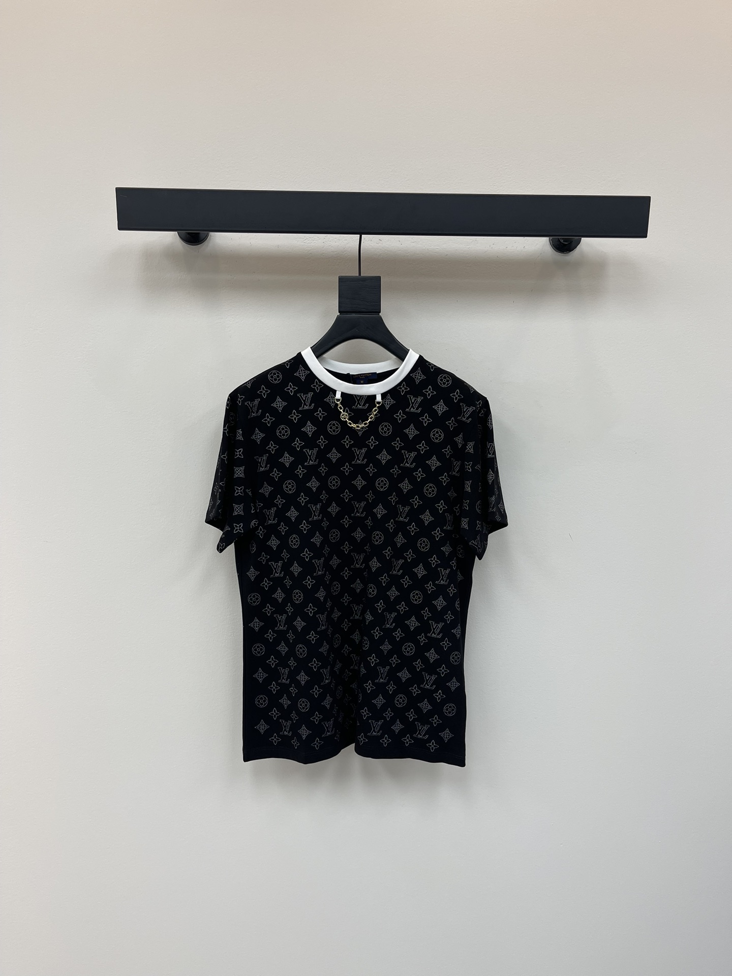NO:445733,Louis Vuitto*25 new round neck printed chain short-sleeved T-shirt custom YB twill cotton material breathable and comfortable, full texture. Regular short-sleeved T-shirt cut highlights the brand style. Made of gram-weight pure cotton, slightly elastic, and gives a slim visual effect. The neckline is marked with metal letters and chain white thread edges. The design highlights are the four-leaf clover letter pattern. The whole body is classic plain black base. The fashion sense suddenly increases. The inner wear is brilliant and fashionable. SML,,louis vuitton, T-shirt,tees, t-shirt,alexander wang19860909Louis Vuitto*25新款圆领印花链条短袖T恤 定制YB斜纹全棉材质 透气舒适 质感十足 常规短袖T恤裁剪 凸显品牌格调 采用克重纯棉制成 略带有弹力 呈现显瘦视觉效果 领口以金属字母标链条白色螺纹包边作设计亮点 大身满印四叶草字母图案 通体经典素黑打底 时尚感骤增 单穿内搭都出彩时髦 SML,,louis vuitton,T-shirt,tees，t-shirt,alexander wang,Women's clothing