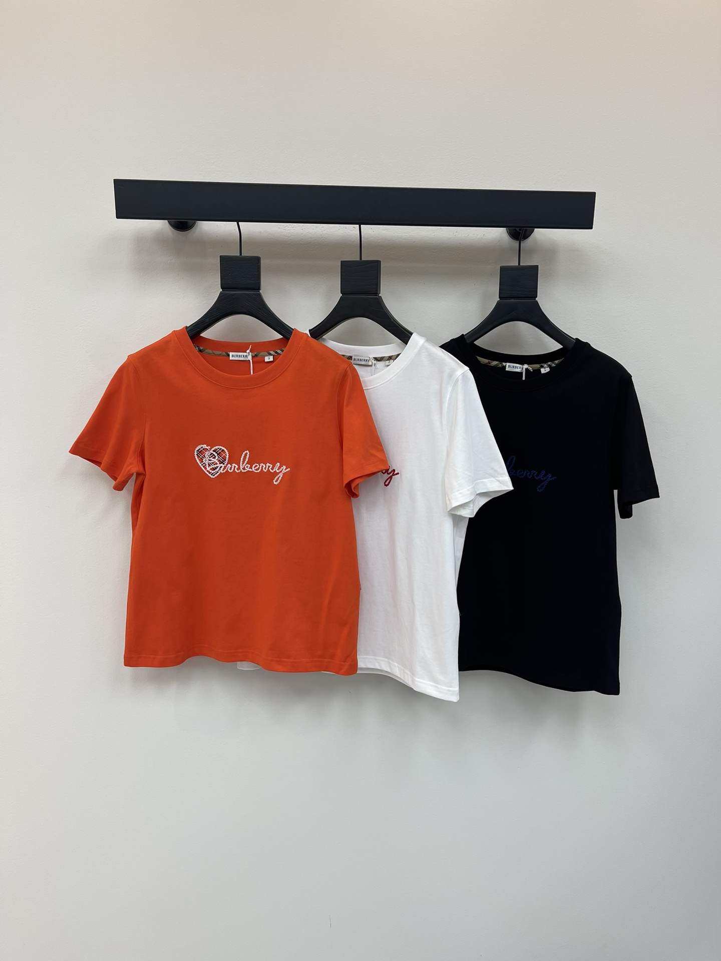 NO:445739,Bur*erry25 new plaid love letter embroidered round neck short-sleeved T-shirt丨Exclusive yb development!  High-end production!  !  It's really hard not to love it. It's so beautiful with high-waisted wide-leg pants or short skirts!  It can be sweet or salty~ Customized fabric, super comfortable texture!  Such a T-shirt is something that everyone has!  SML, burberry, skirts, T-shirt, tees, t-shirt, alexander wang19860909Bur*erry25新款格纹爱心字母刺绣圆领短袖T恤丨独家yb开发！高版出品！！真的很难不爱呀 搭配高腰阔腿裤或短裙 简直美炸了！可甜可盐～定制面料 质感超级舒适！这样的T恤就是人手一件的存在！SML,,burberry,skirts,T-shirt,tees，t-shirt,alexander wang,Women's clothing