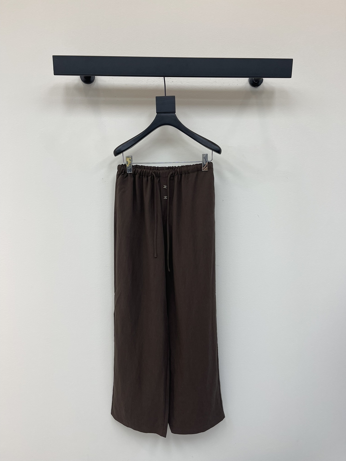 NO:448049,Celin*25 new plain color versatile drawstring trousers Customized YB imported Tianshi cotton material, textured luster, smooth and comfortable Loose drawstring wide-leg trousers design, two light colors all over the body, versatile and unpicked style, full of old money, neat tailoring details show the texture of the big brand, drawstring adjustment and symmetrical pleats, increase the effect of leg modification, add slack and fashionable feeling, daily commuting, the Arc de Triomphe logo is decorated with the front closure, high-end without losing the brand style SML, celine, alexander wang19860909Celin*25新款素色百搭抽绳长裤 定制YB进口天丝棉材质 质感光泽 垂顺舒适 宽松抽绳阔腿长裤设计 通体两款浅色系 百搭不挑风格 老钱感满满 利落剪裁细节彰显大牌质感 抽绳调节和对称压褶 增加腿部修饰作用的同时 增添松弛时尚感 日常通勤都 前襟装饰凯旋门徽标 高级而不失品牌格调 SML,,celine,alexander wang,Women's clothing