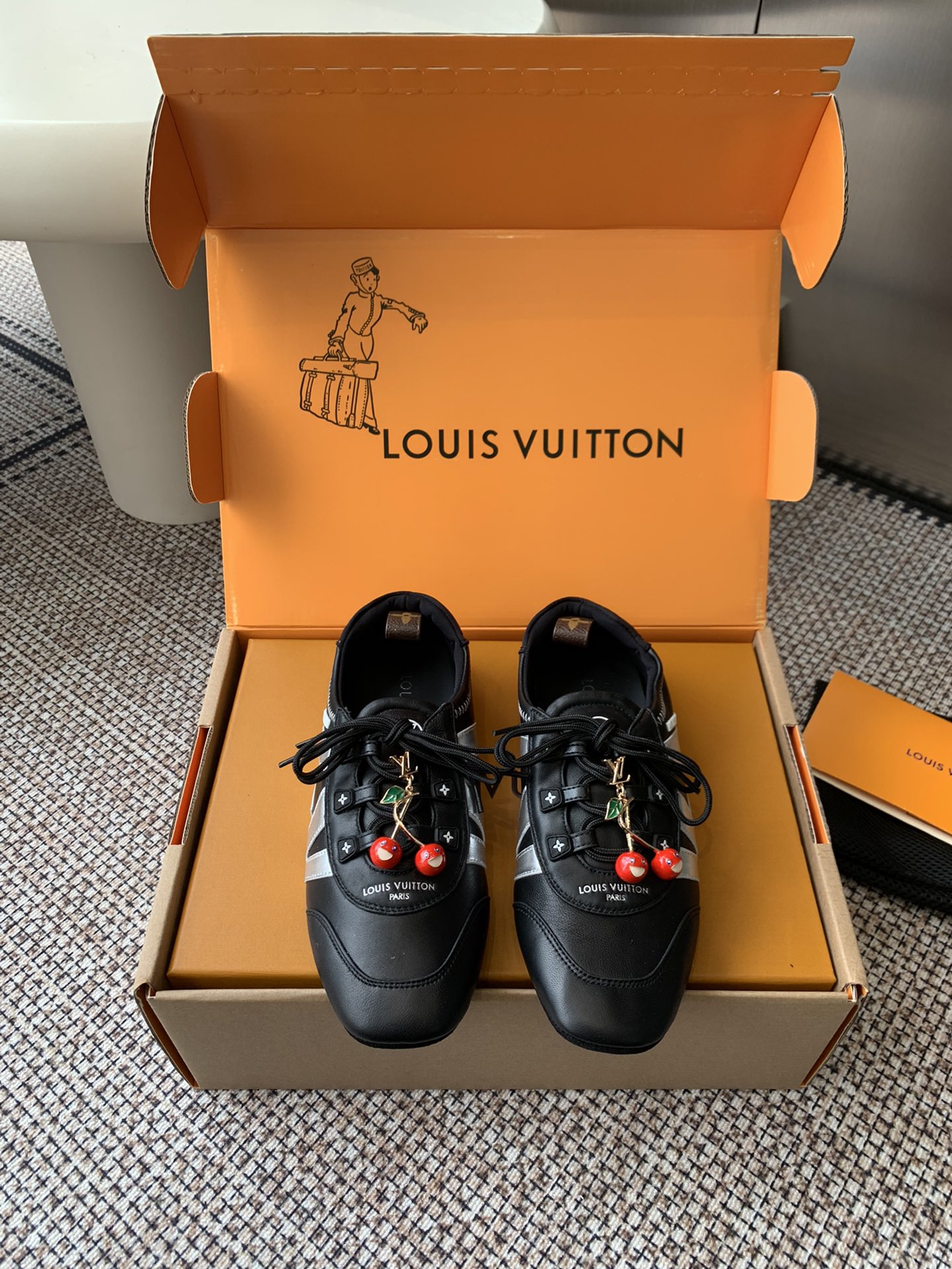 NO:511877,Top version accessories 60 Louis Vuitton Louis Vuitton donkey brand spring and summer Sneakerina series ballet sneakers German training shoes couples Sneakerina ballet style sneakers shaping smooth lines with silky suede cowhide leather. The light configuration of ballet shoes and the comfortable texture of sneakers. Side LV logo Monogram canvas rear straps rich details Sacchetto craftsmanship and TPU outsole upgrades soft wearing experience Three accessories casually match fabric Original custom imported top layer cowhide inner original custom breathable mesh original molded outsole injection molded TPU material Size: 35-45 (for women 40 men 45), casual shoes/sports shoes, louis vuitton, louis vuitton, louis  vuitton, louis vuitton,sneakers,cowhide19860909顶级版本配饰60 Louis Vuitton路易威登驴牌春夏Sneakerina系列 芭蕾运动鞋 德训鞋 情侣款 Sneakerina 芭蕾风运动鞋以丝滑绒面牛皮革塑造流畅线条 兼具芭蕾舞鞋的轻盈构型和运动鞋的舒适质感 侧面 LV 标识Monogram 帆布后袢带丰富细节 Sacchetto 工艺和 TPU 外底升级轻柔穿着体验 三款配饰 随意搭配 面料 原版定制进口头层牛皮 内里 原版定制透气网里原版开模大底 注塑TPU材质 码数: 35-45（女40 男45 定做）,休闲鞋/运动鞋,louis vuitton,louis vuitton,louis vuitton,louis vuitton,sneakers,cowhide,Women's Shoes